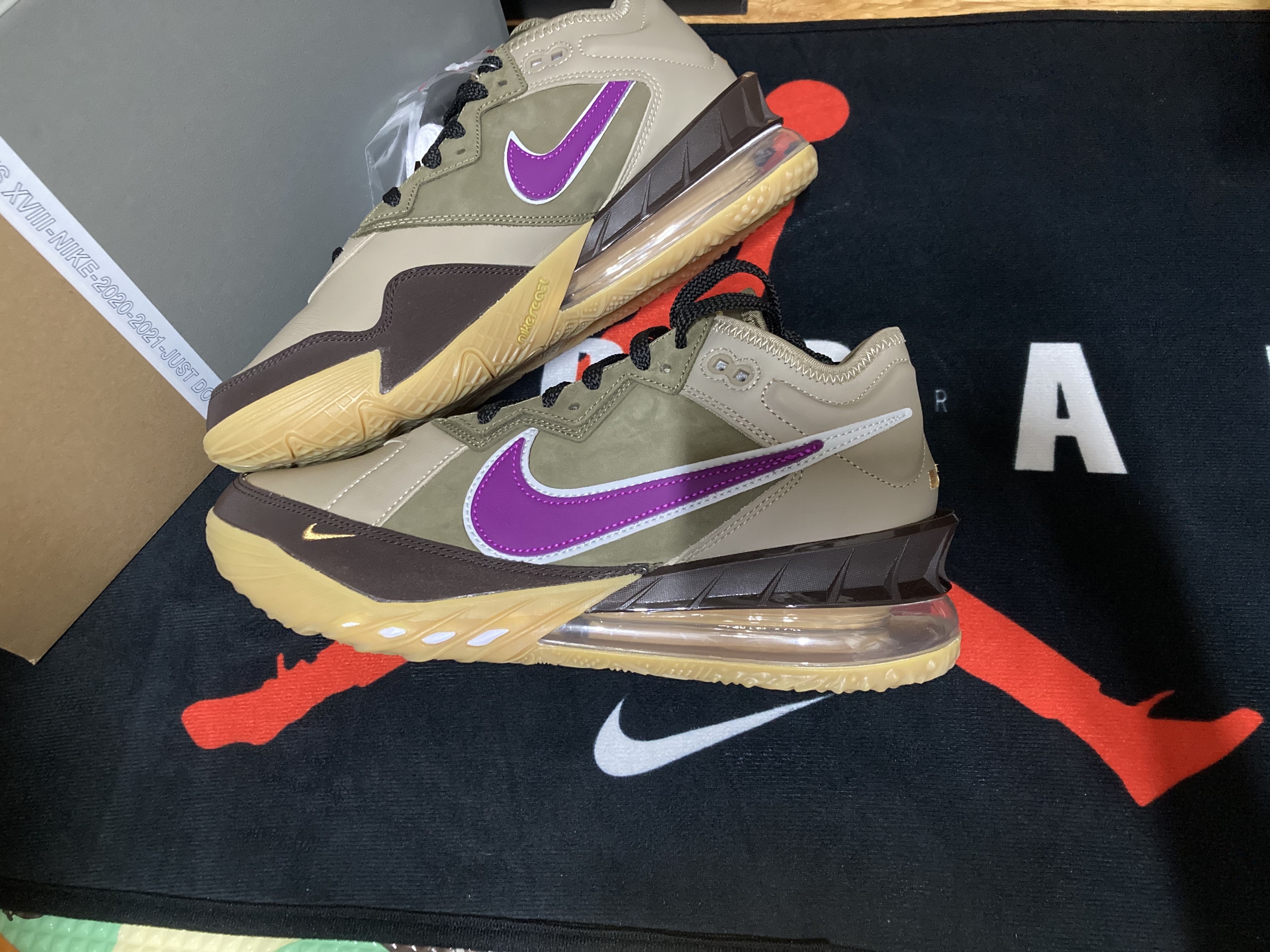 Nike x Atmos LeBron 18 Low Viotech 착용 스타일