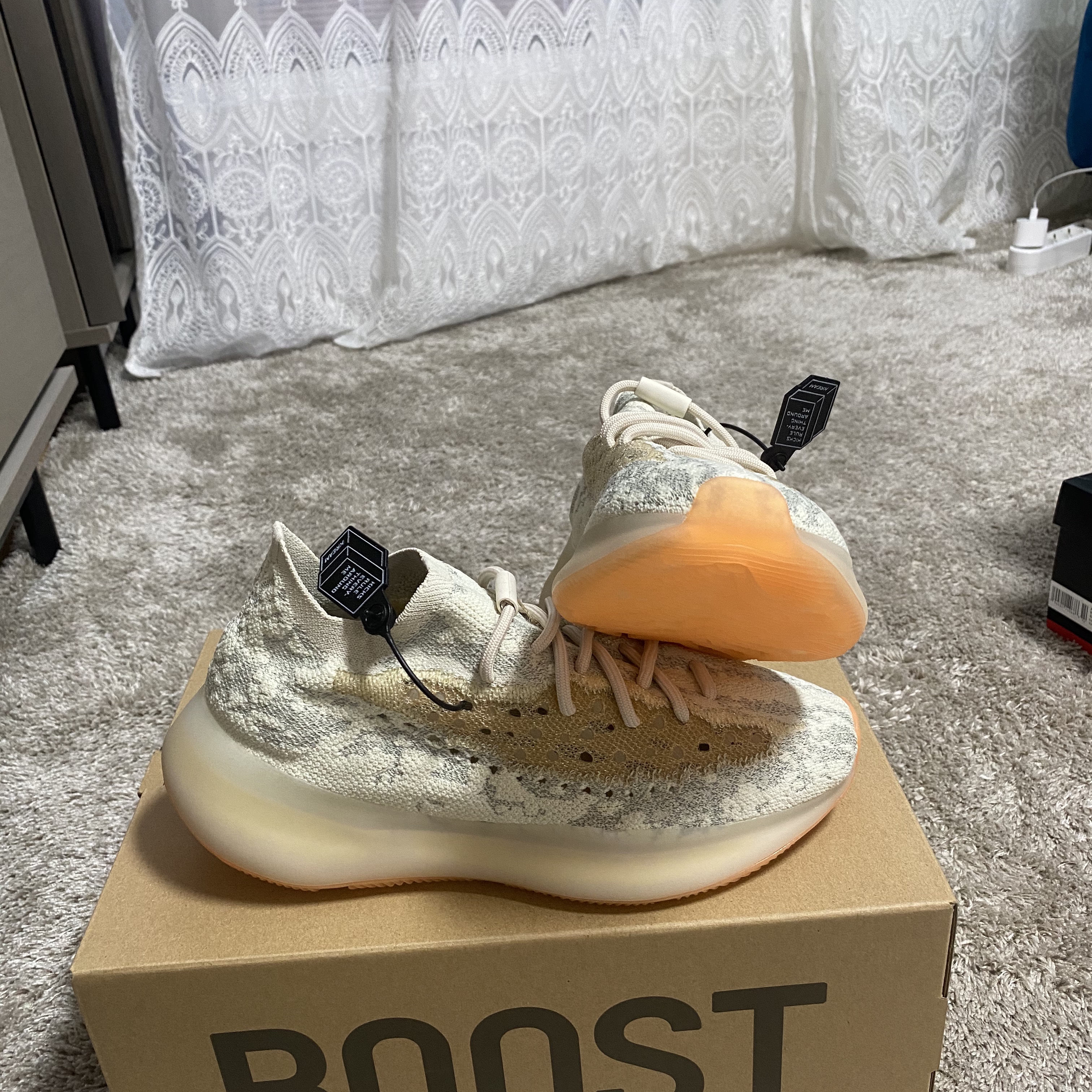 Adidas Yeezy Boost 380 Yecoraite - Reflective 착용 스타일 - 1