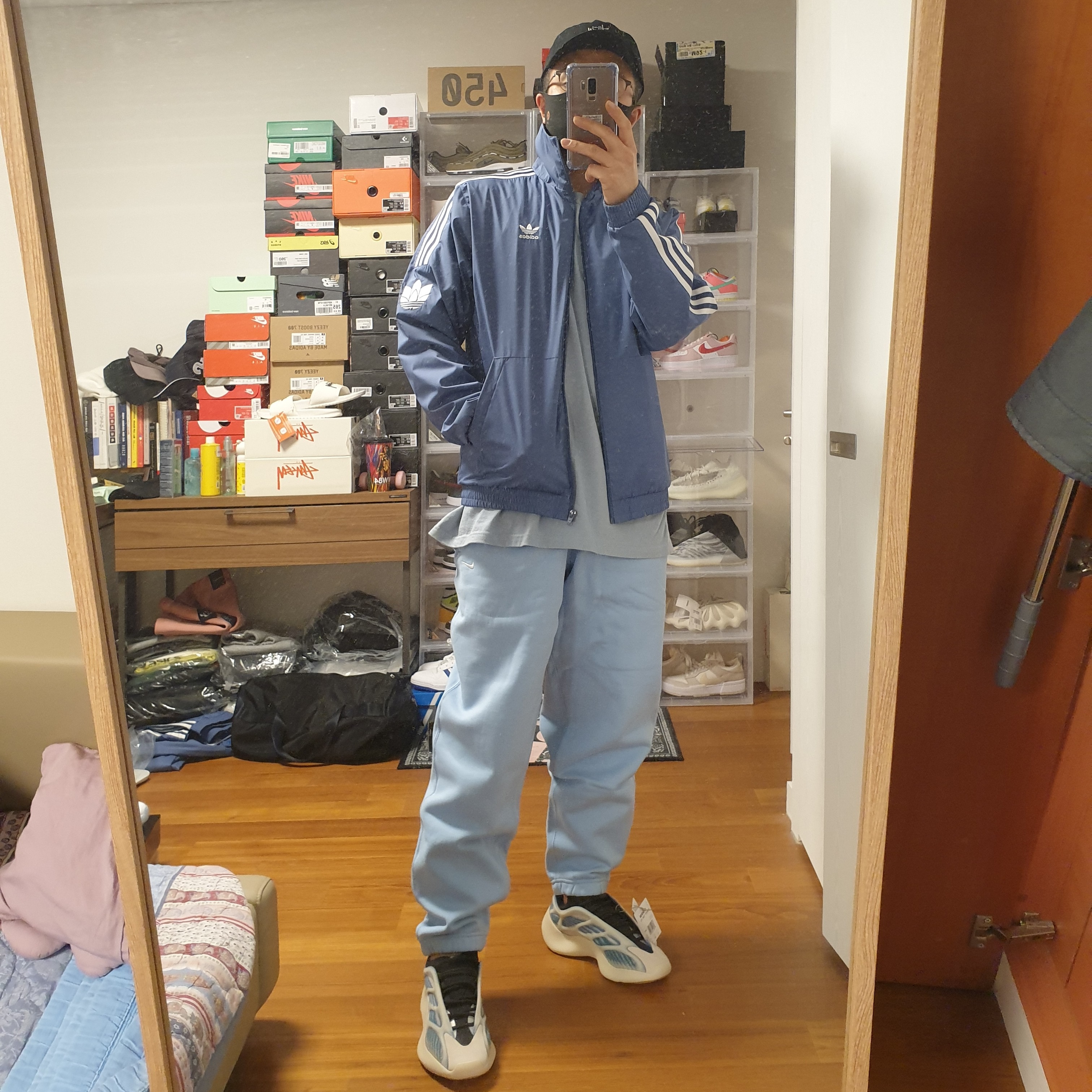 Adidas Yeezy 700 V3 Kyanite, Nike NRG Solo Swoosh Fleece Pants Psychic Blue - US/EU 착용 스타일 - 1