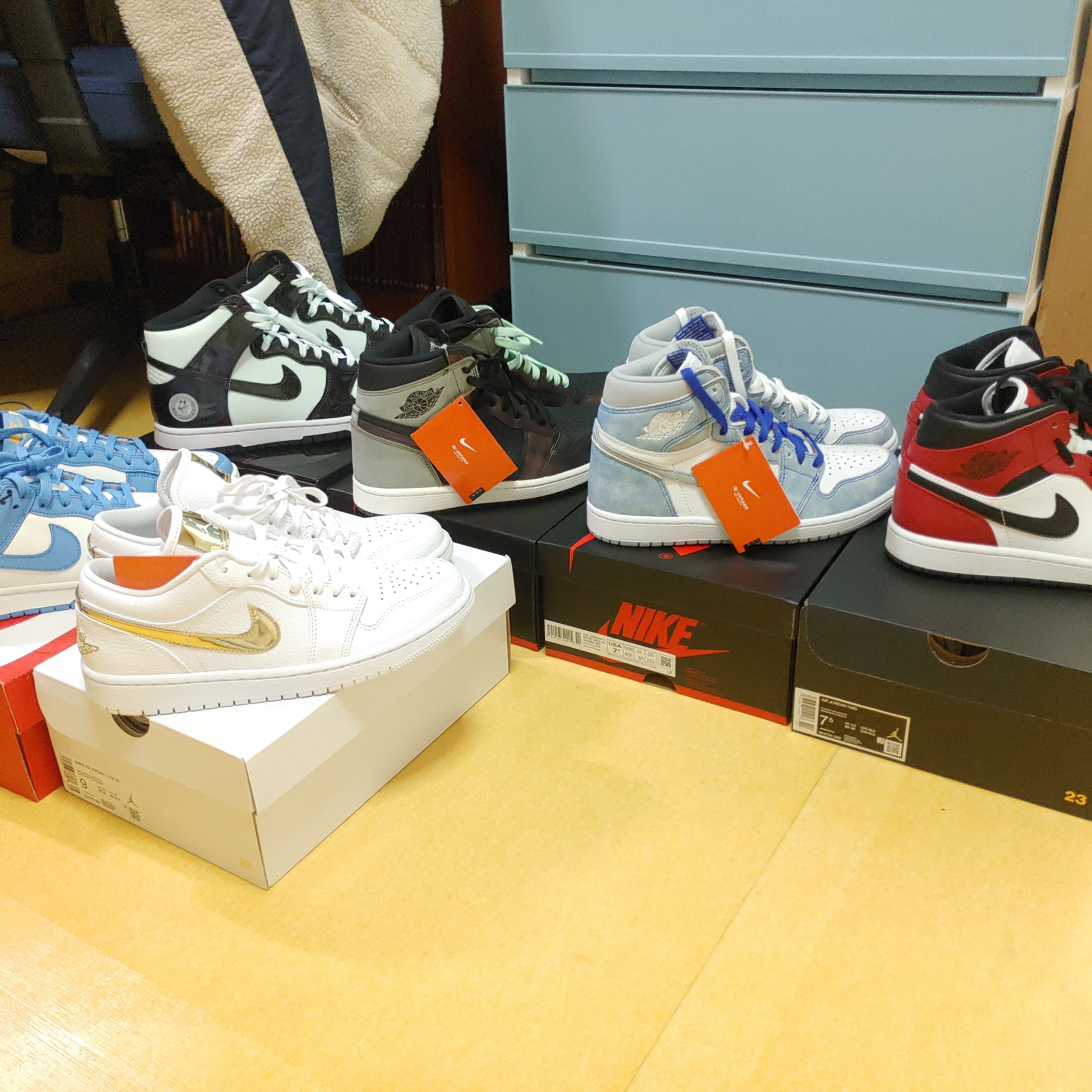 Jordan 1 Retro High OG Hyper Royal, (GS) Jordan 1 Mid Chicago Black Toe 착용 스타일
