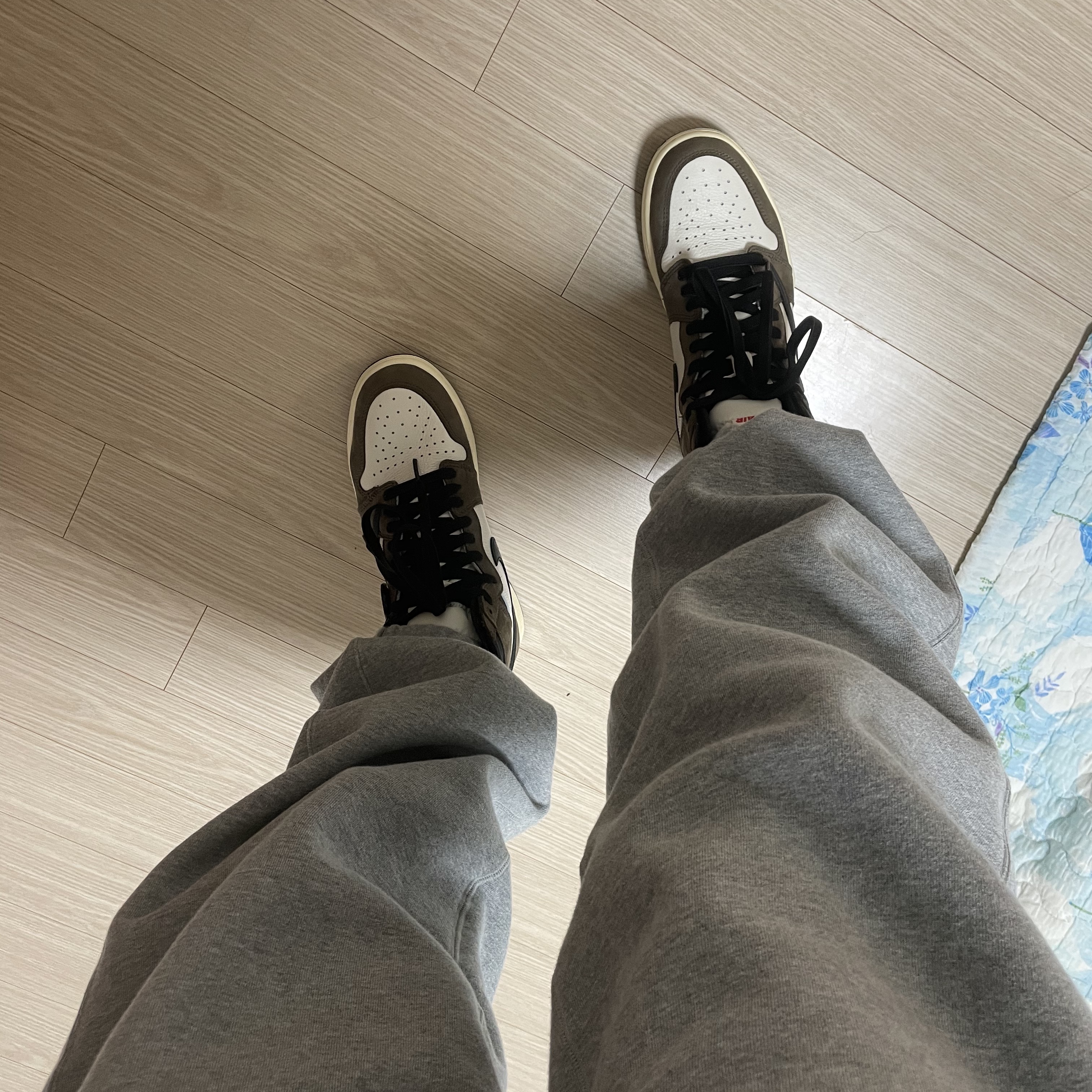 Jordan 1 x Travis Scott Retro High OG SP Mocha, Nike x Cav Empt Track Pants Navy 착용 스타일 - 2