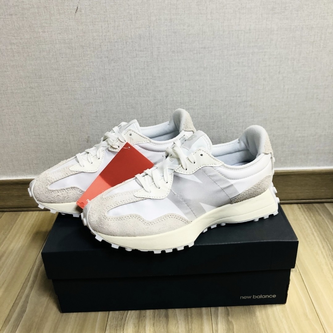 (W) New Balance 327 White Moonbeam 착용 스타일 - 2