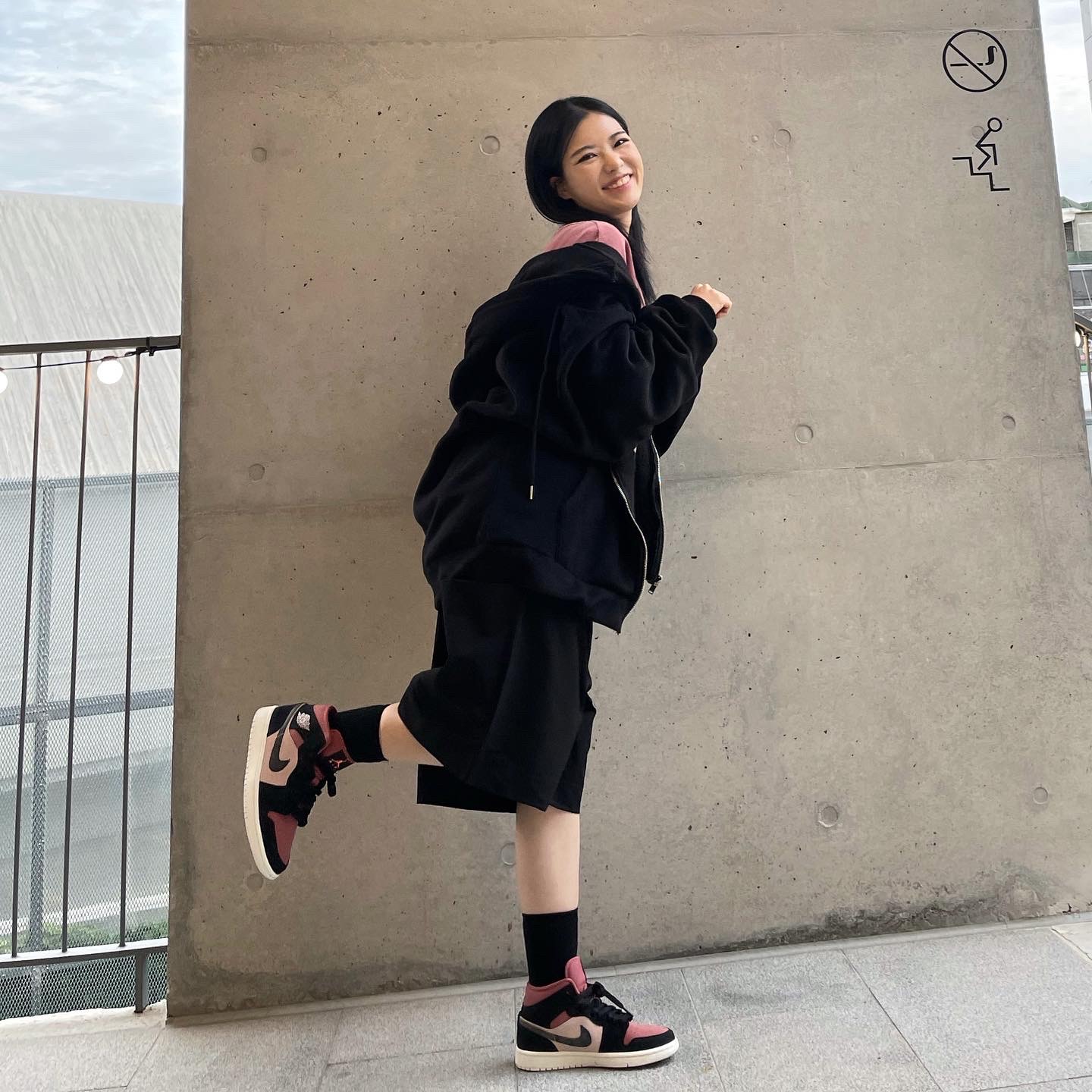 (W) Jordan 1 Mid Burgundy Dusty Pink 착용 스타일 - 1