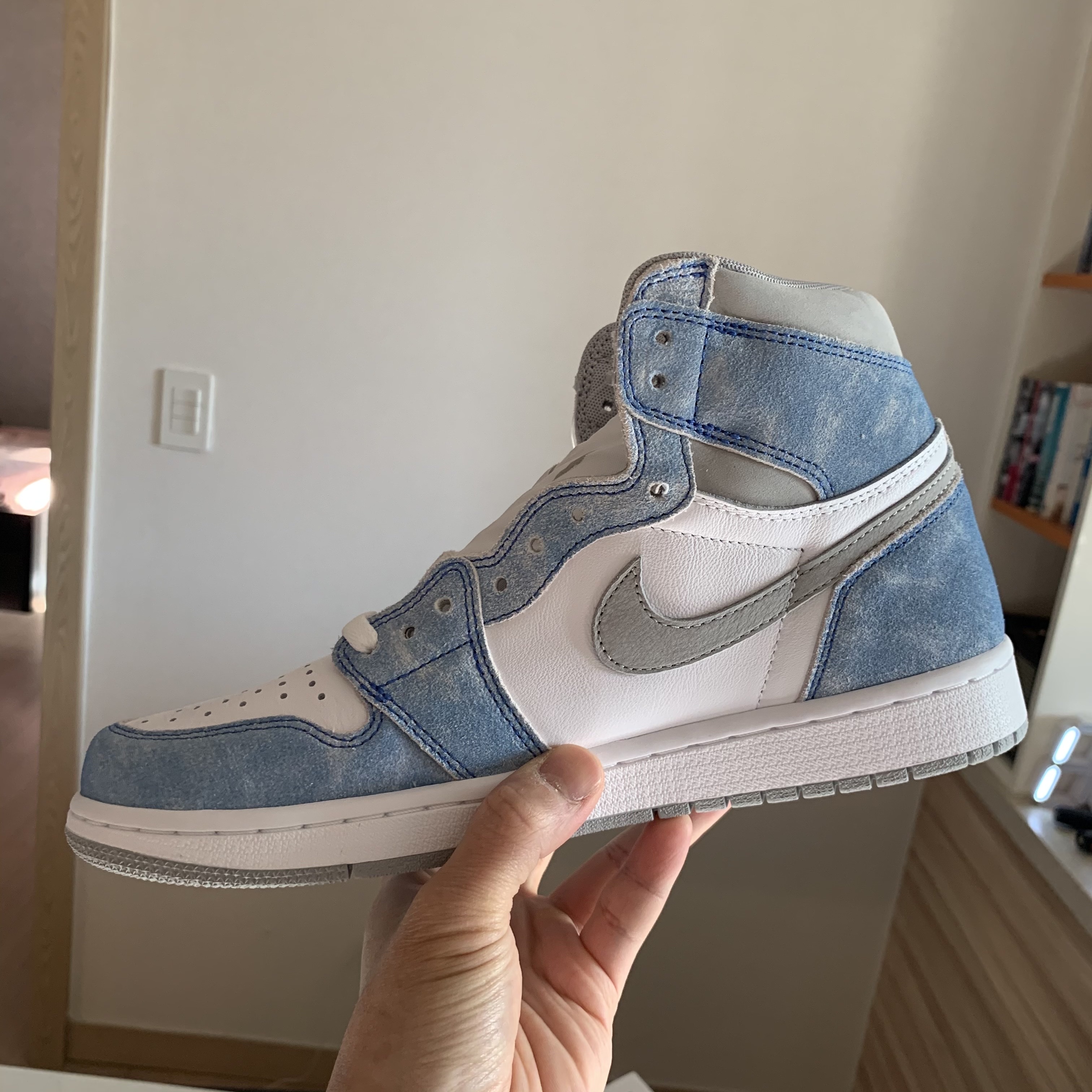 Jordan 1 Retro High OG Hyper Royal 착용 스타일