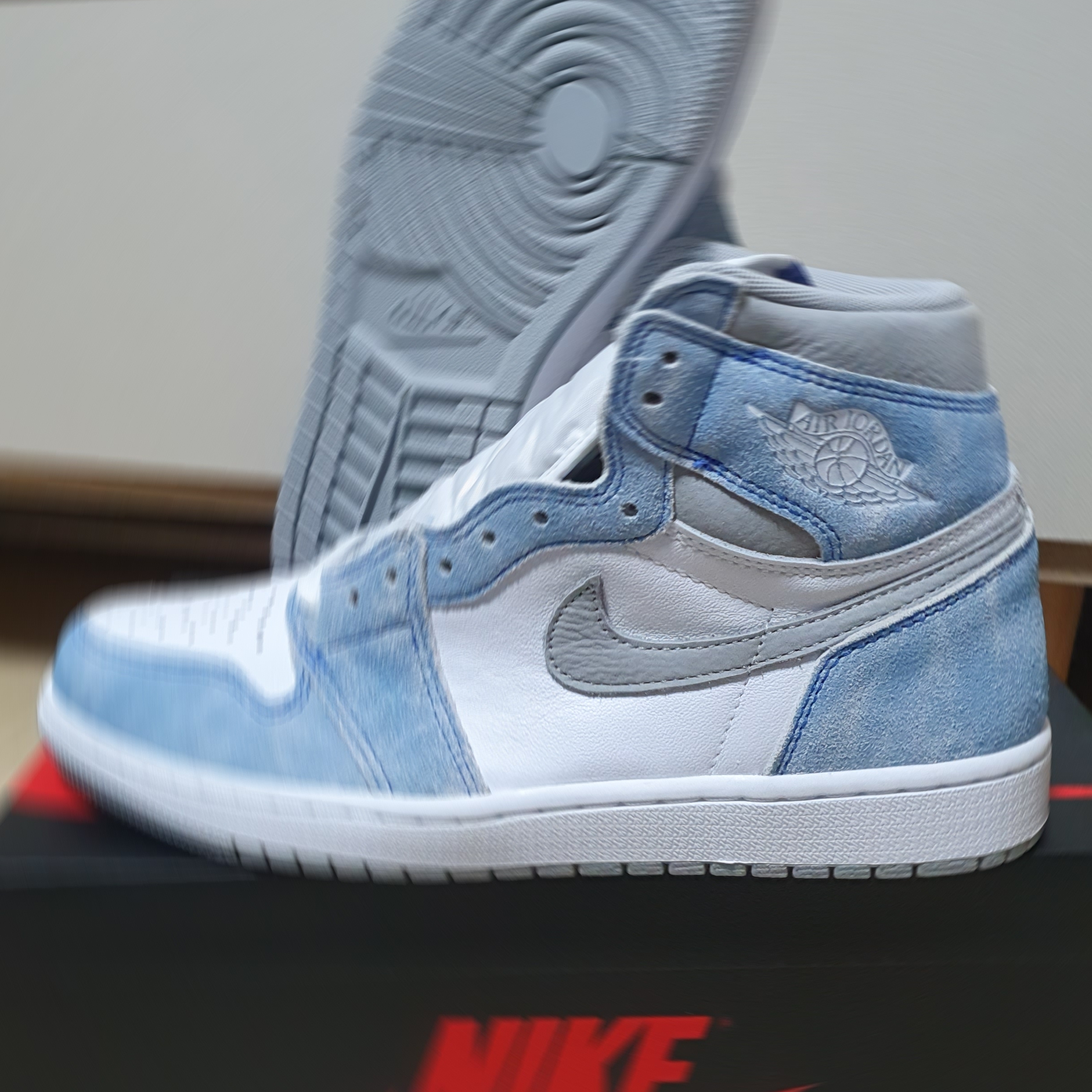 Jordan 1 Retro High OG Hyper Royal 착용 스타일 - 2