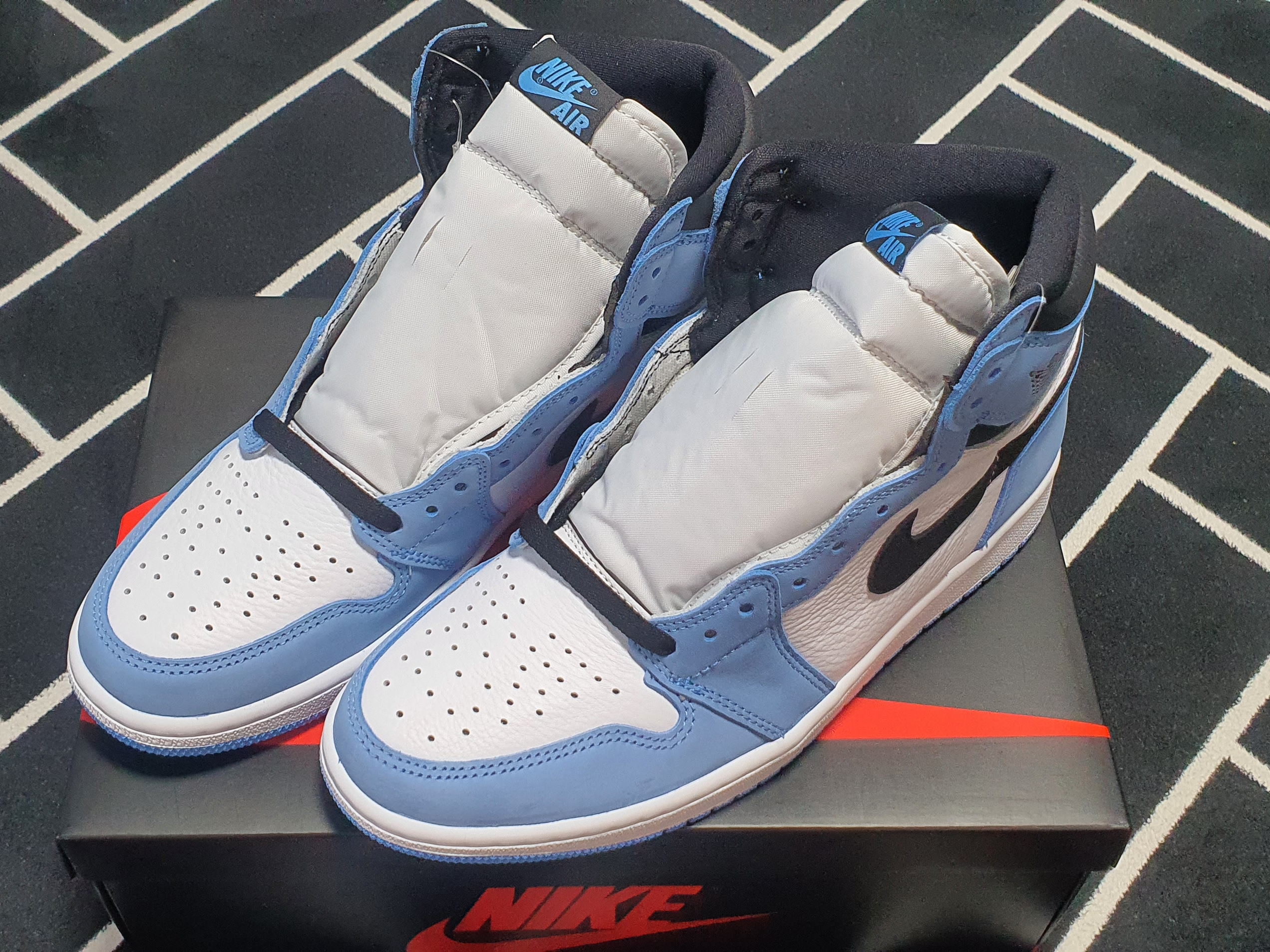 Jordan 1 Retro High OG University Blue 착용 스타일
