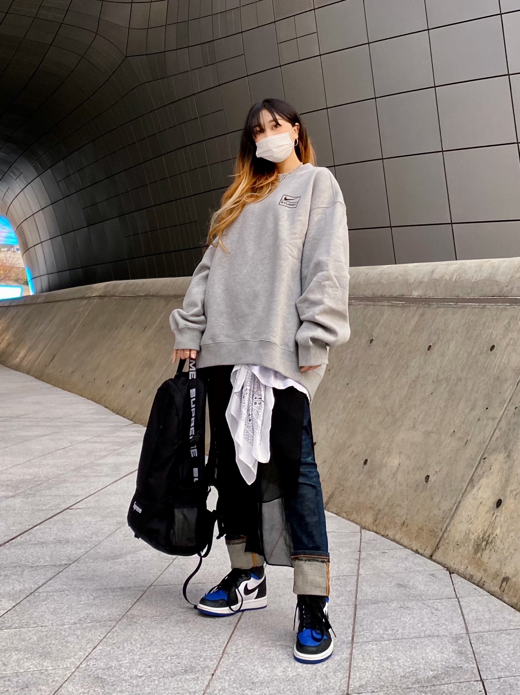 (GS) Jordan 1 Retro High OG Royal Toe, Nike x Stussy NRG BR Crew Fleece Grey 착용 스타일 - 2