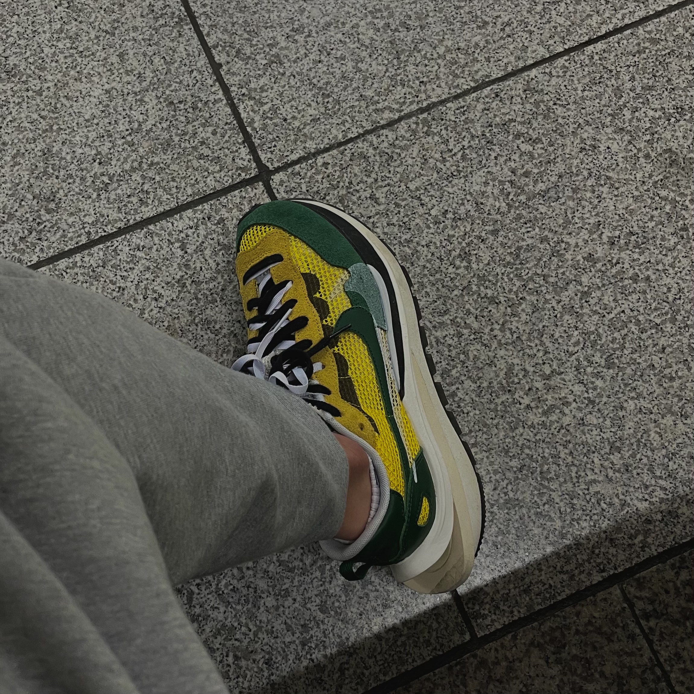 Nike x Sacai VaporWaffle Tour Yellow & Gorge Green Sail 착용 스타일