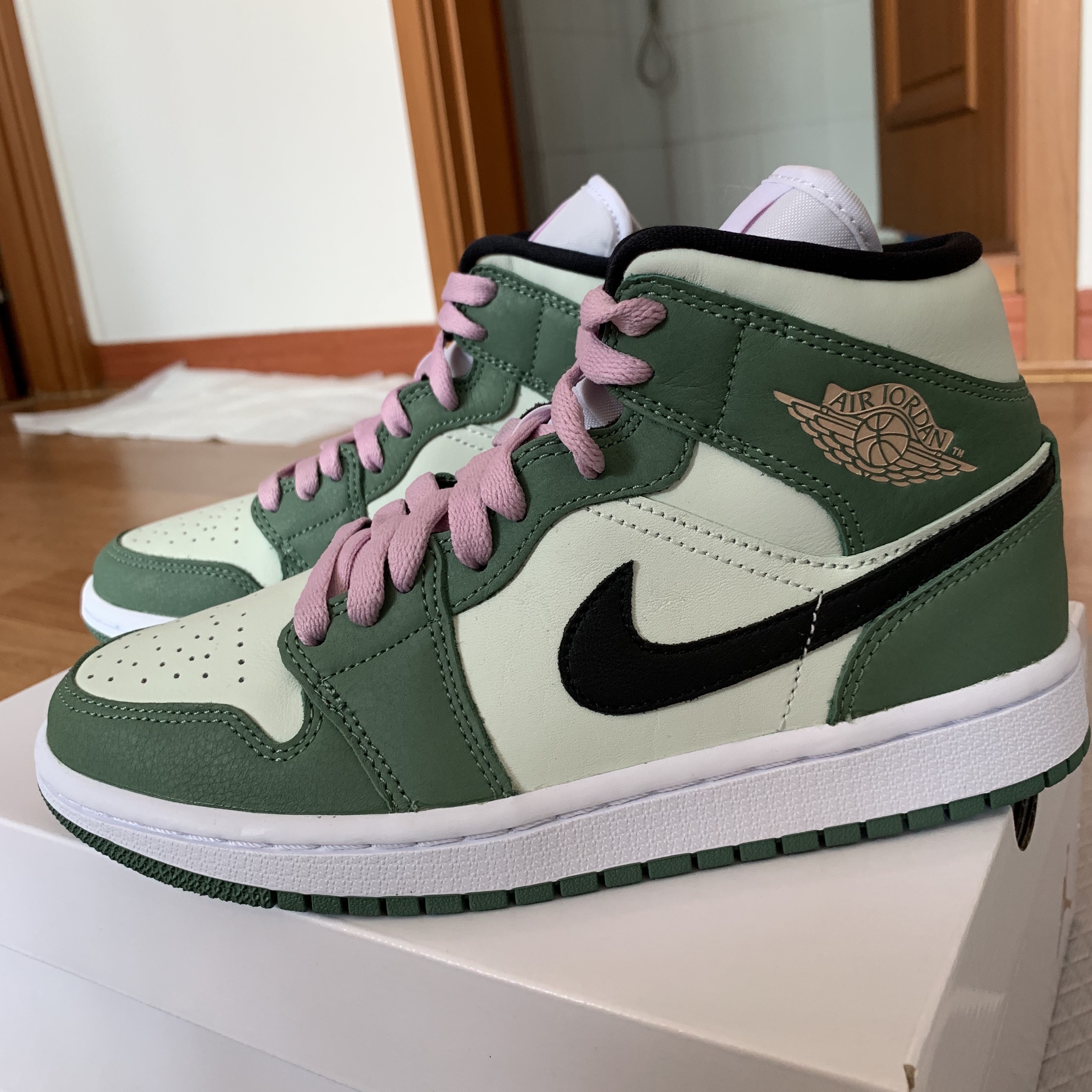 (W) Jordan 1 Mid SE Dutch Green 착용 스타일 - 2