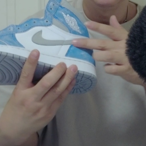 Jordan 1 Retro High OG Hyper Royal 착용 스타일