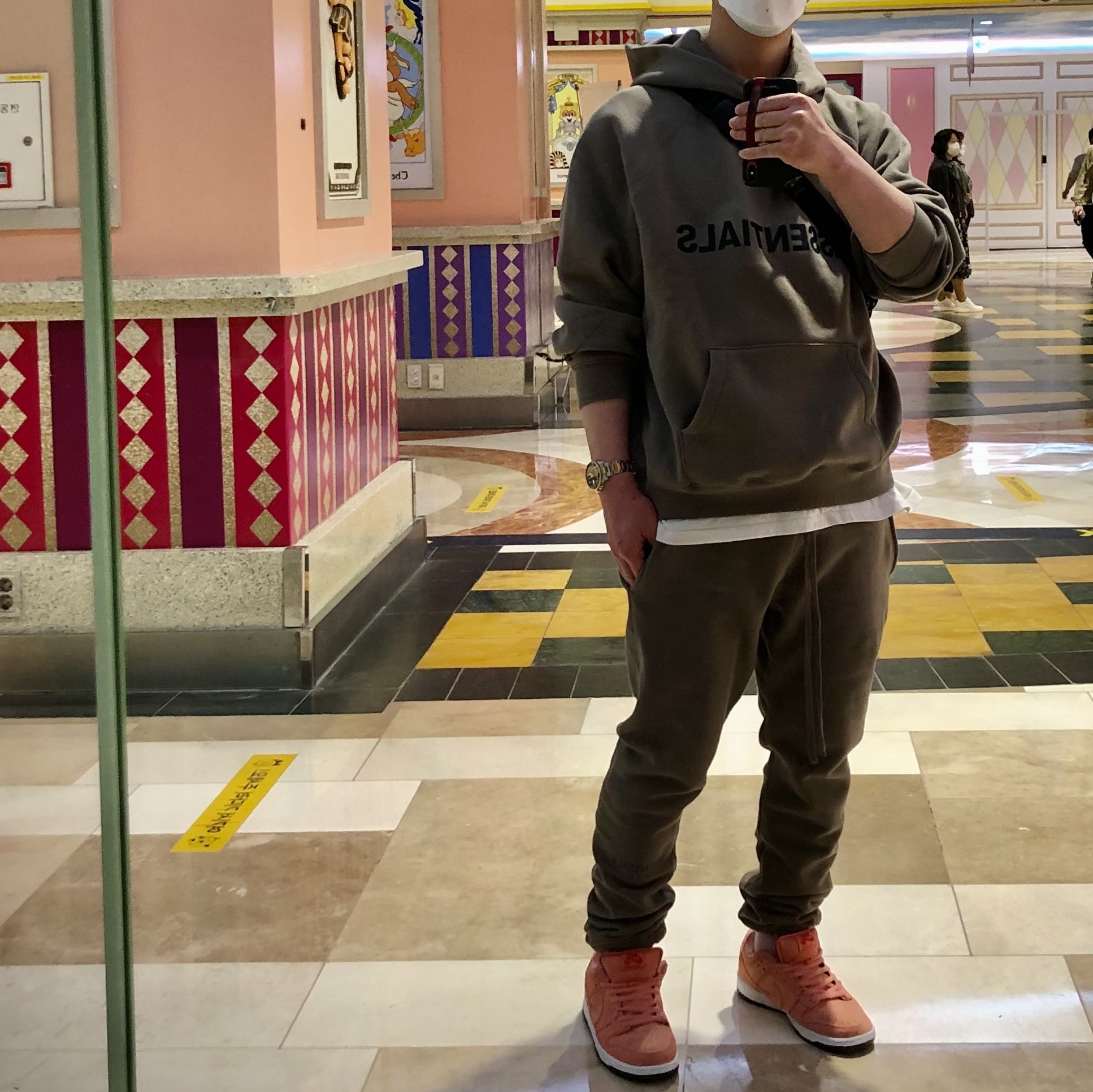 Nike SB Dunk Low Pro Pink Pig, Essentials Sweatpants Taupe - 20FW 착용 스타일 - 1