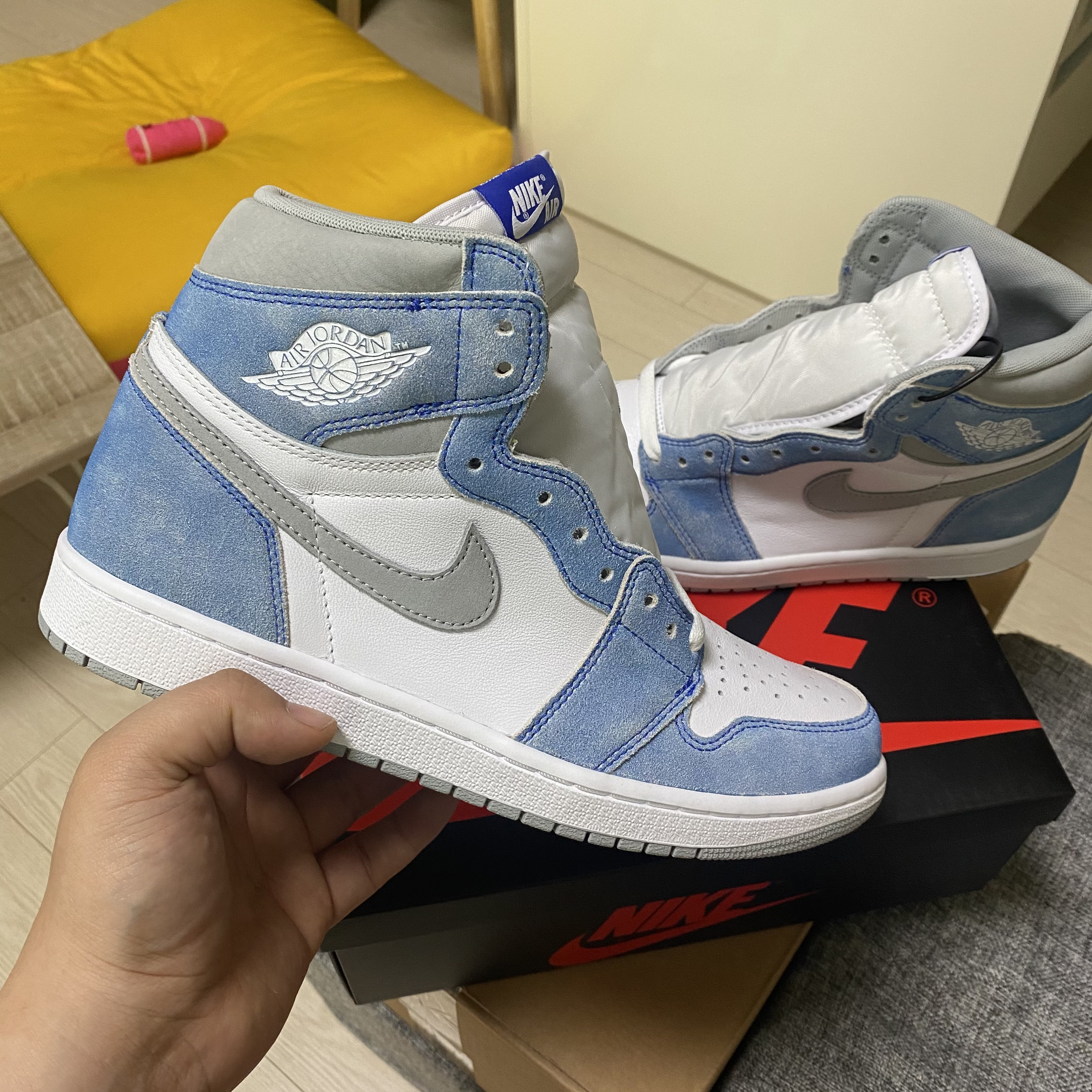 Jordan 1 Retro High OG Hyper Royal 착용 스타일