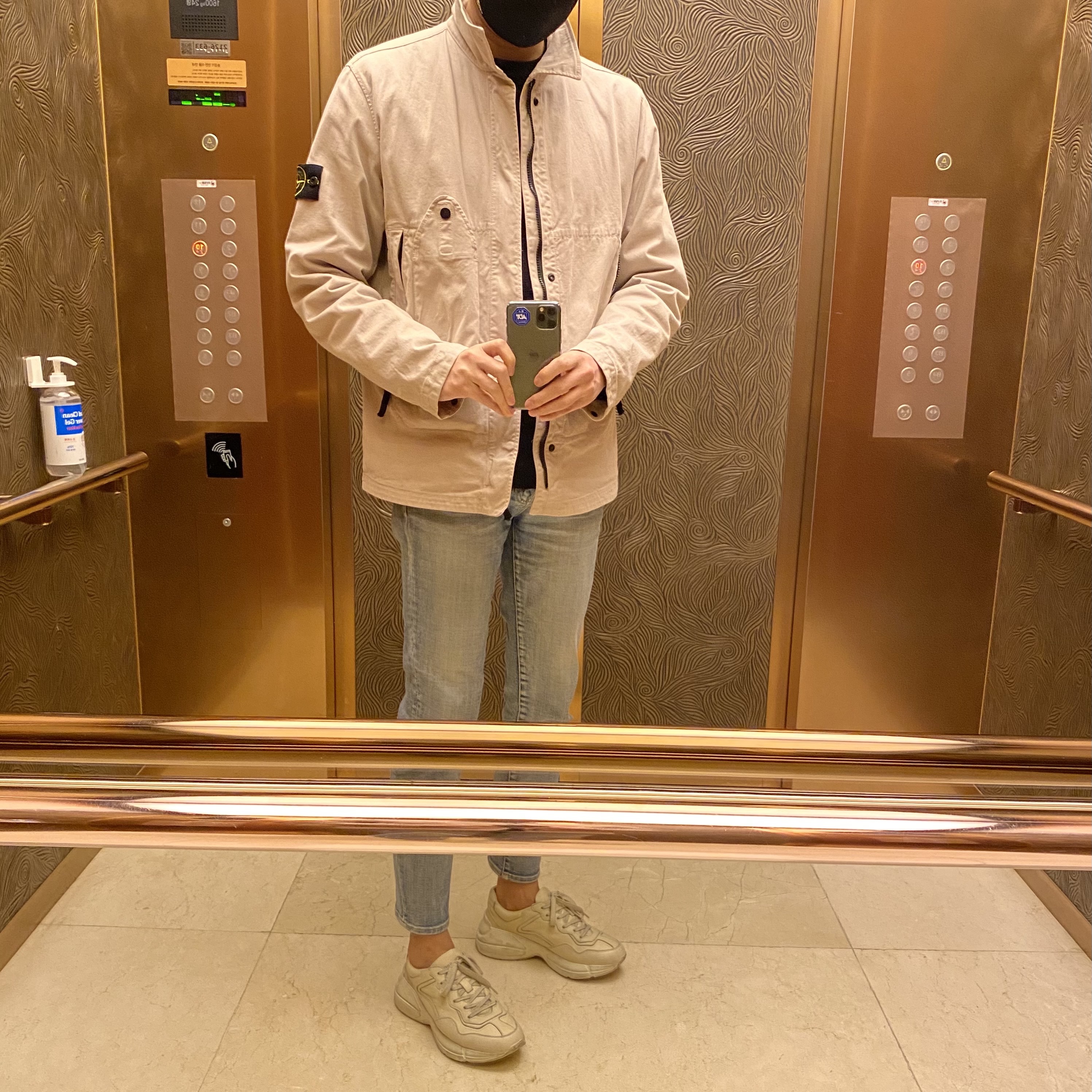 Gucci Rhyton Leather Sneakers Distressed Ivory 착용 스타일