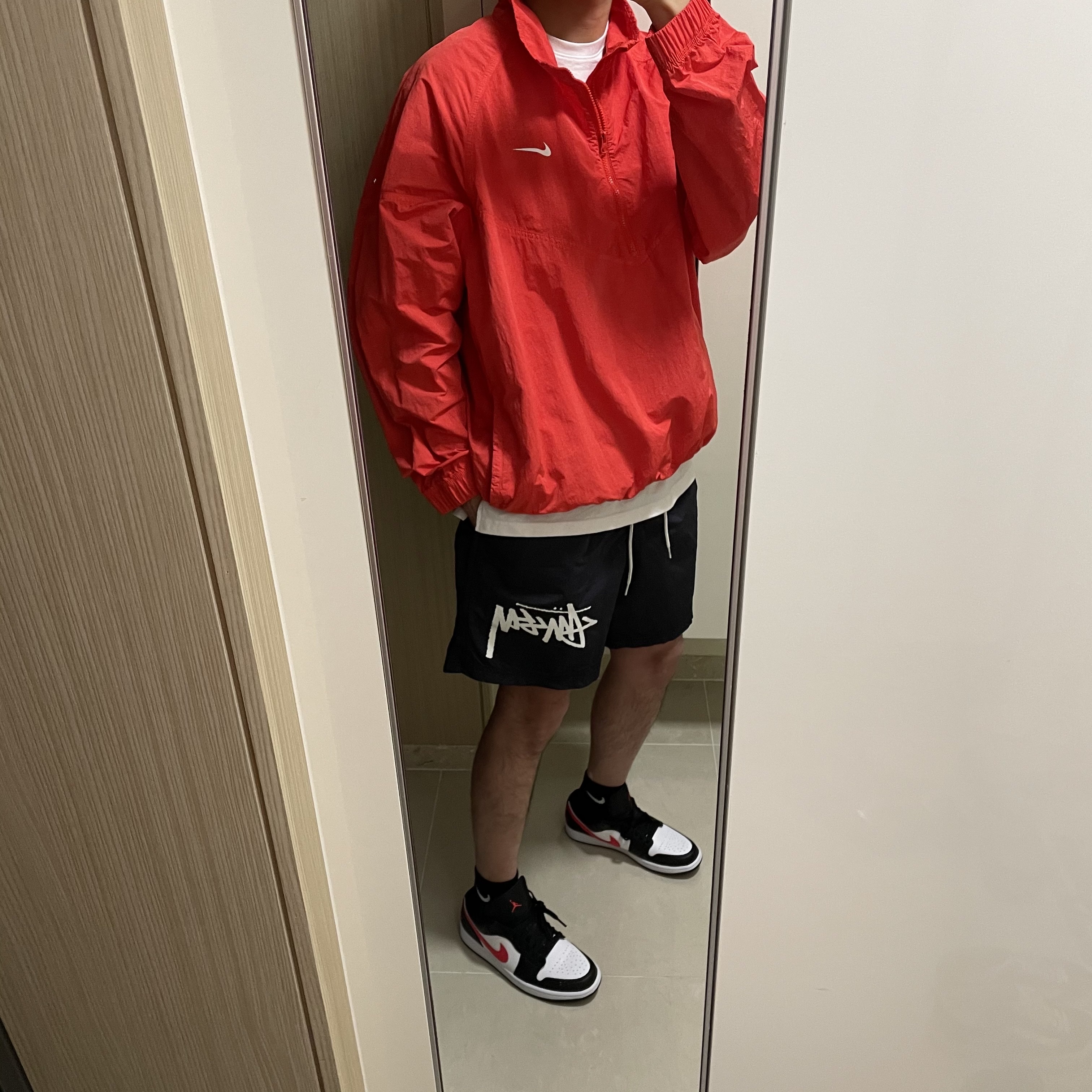 Nike x Stussy Windrunner Jacket Habanero Red, Nike x Stussy Water Shorts Off Noir 착용 스타일