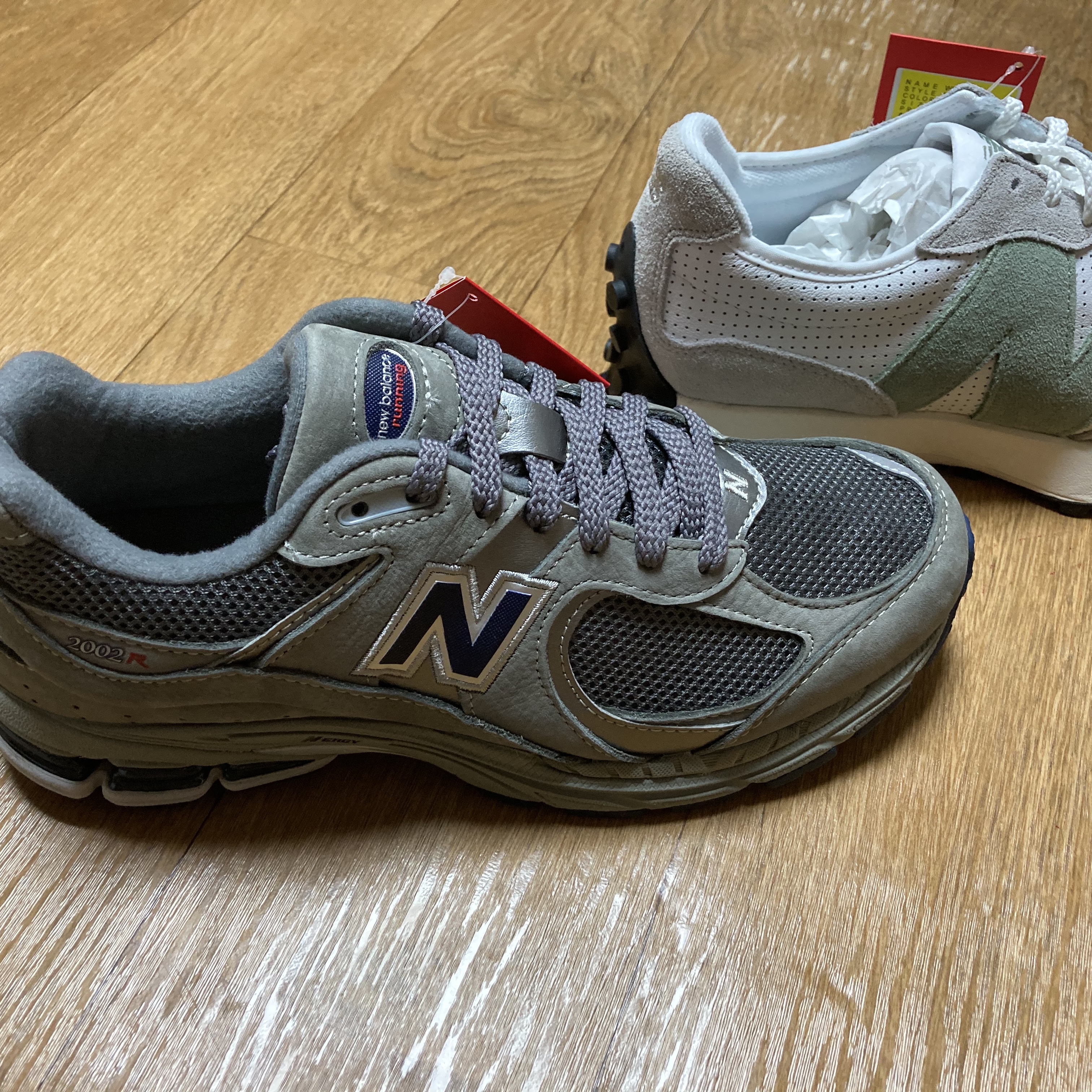 New Balance 2002R Gray, (W) New Balance 327 Grey Green - JD Sports Exclusive 착용 스타일 - 1