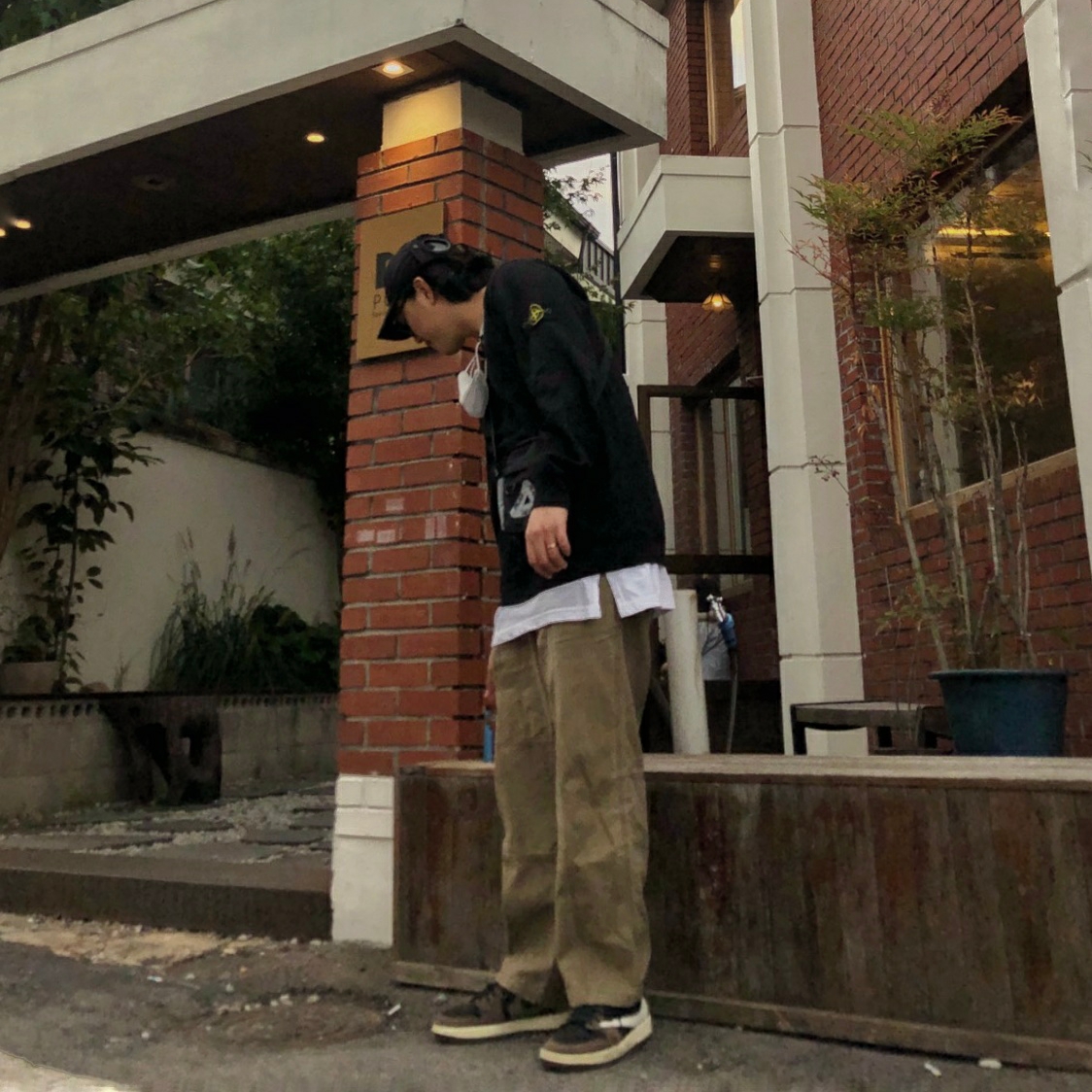 Jordan 1 x Travis Scott Retro Low OG SP Mocha, Palace Ballistic Shot Bag Black - 20FW 착용 스타일