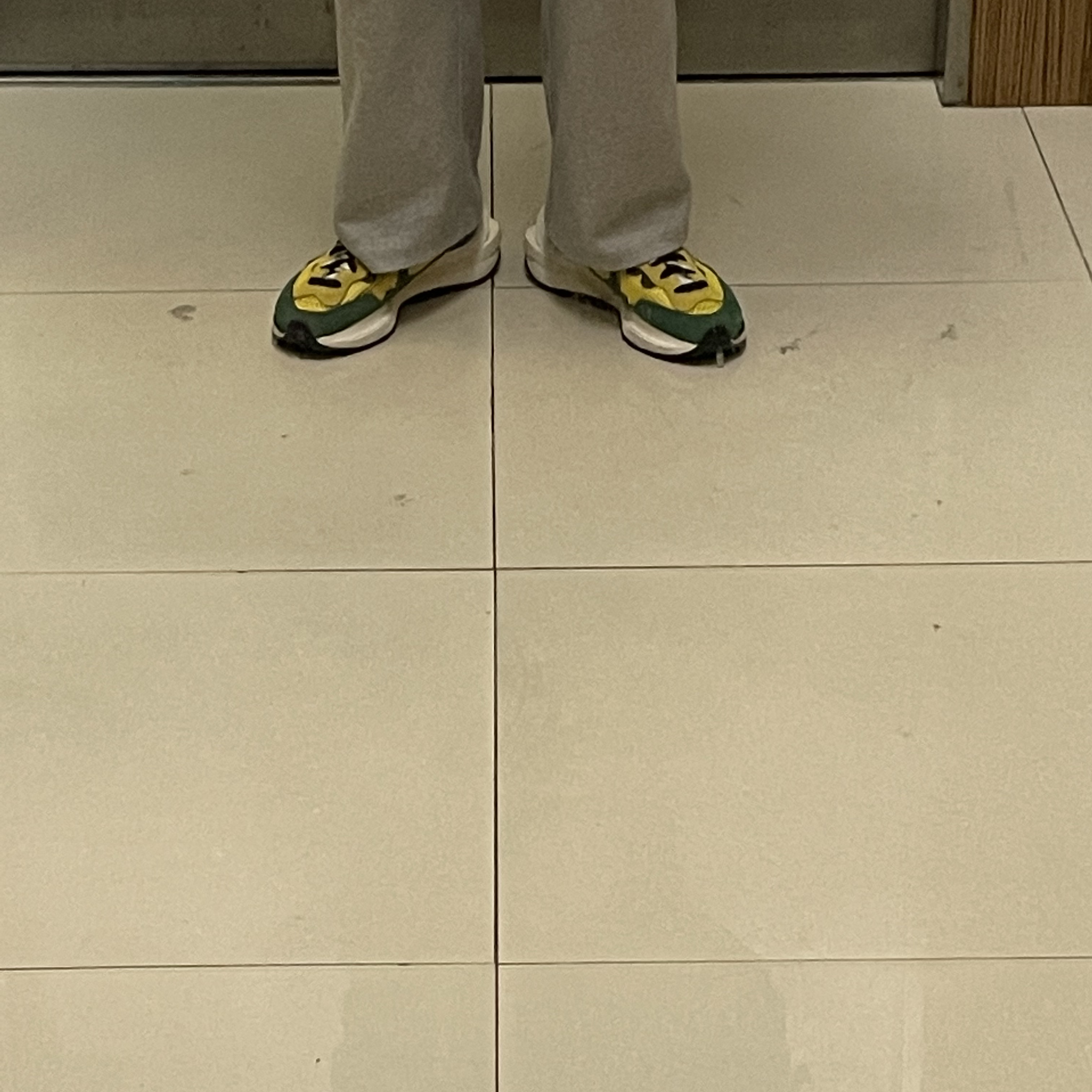 Nike x Sacai VaporWaffle Tour Yellow & Gorge Green Sail 착용 스타일