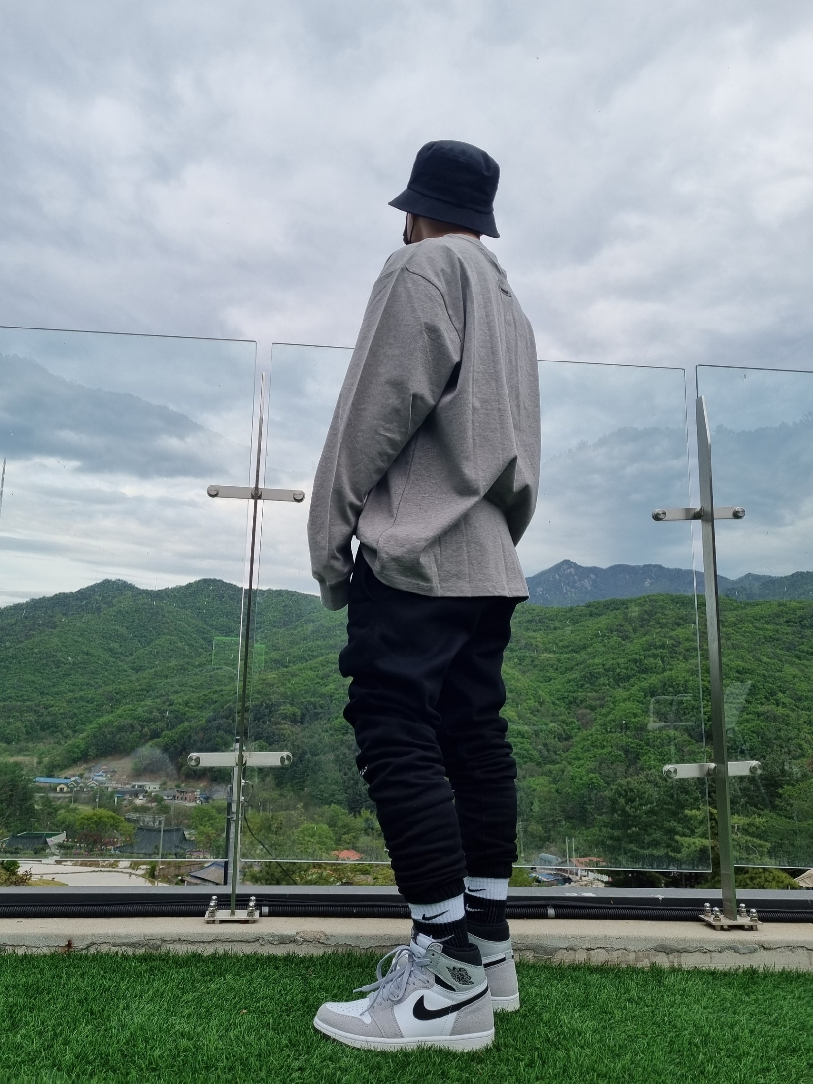 Essentials 3D Silicon Applique Boxy Long Sleeve T-Shirt Heather Oatmeal - 20FW, Essentials Sweatpants Dark Slate/Black 2020 착용 스타일