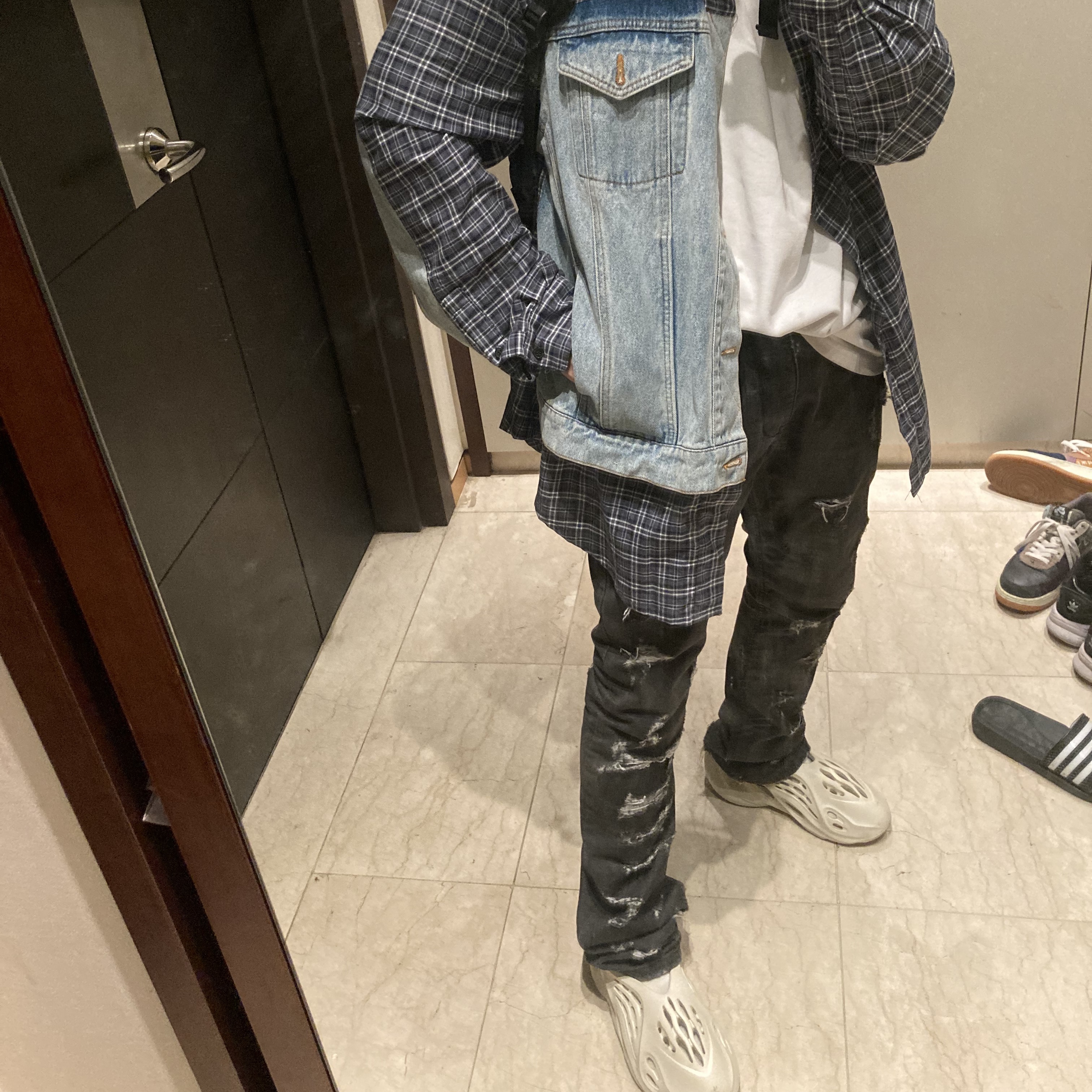 Adidas Yeezy Foam RNNR Sand 착용 스타일