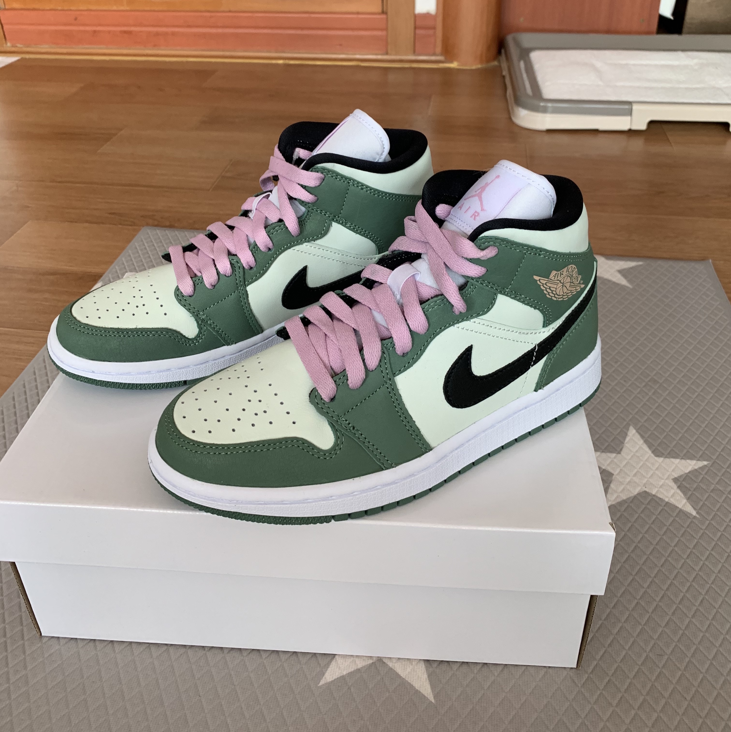 (W) Jordan 1 Mid SE Dutch Green 착용 스타일 - 1