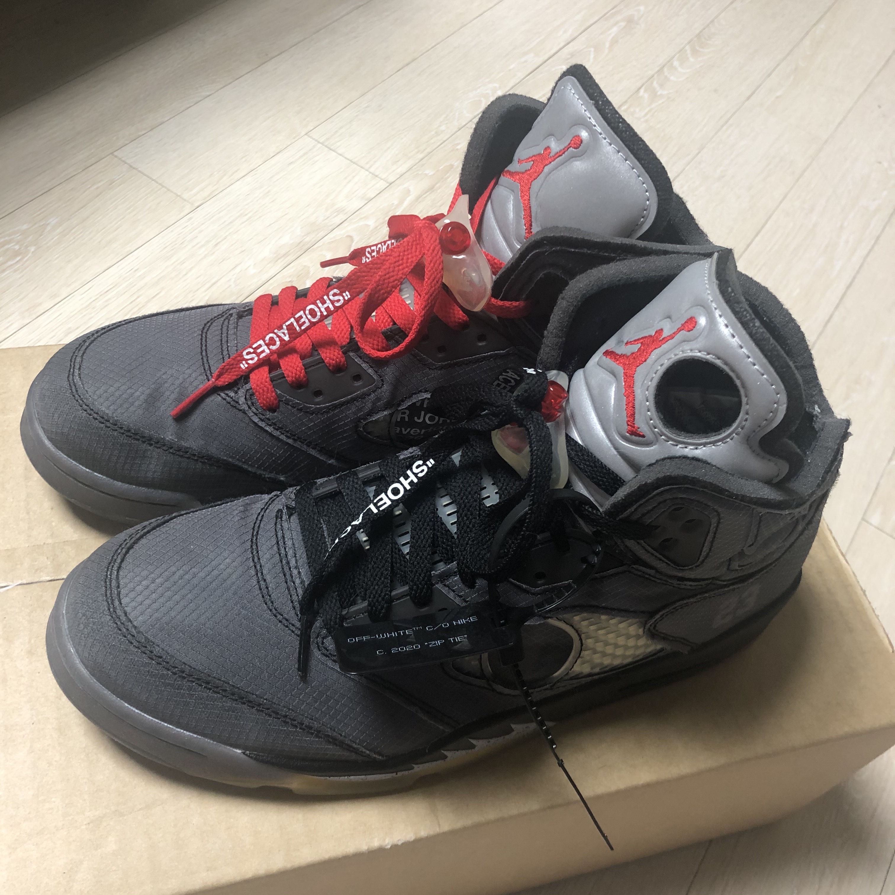 Jordan 5 x Off-White Retro SP Black Muslin 착용 스타일 - 1
