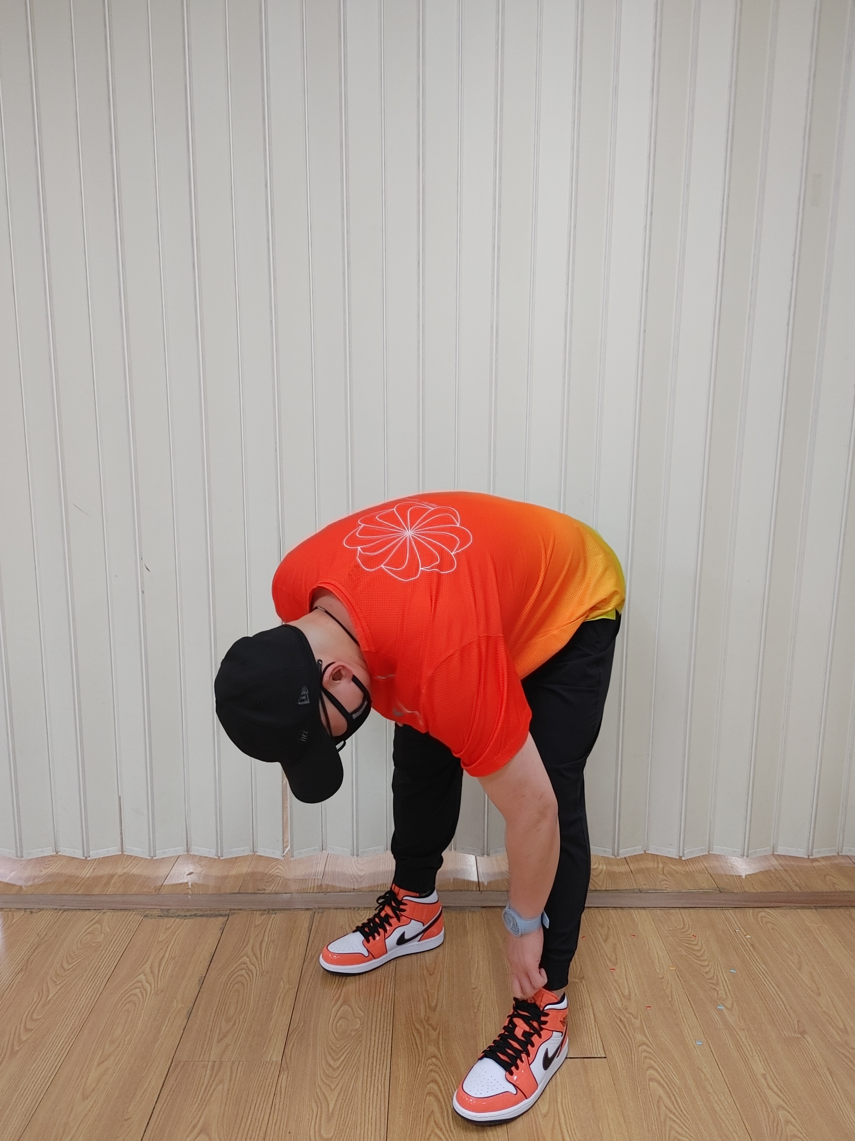Jordan 1 Mid SE Turf Orange 착용 스타일 - 2