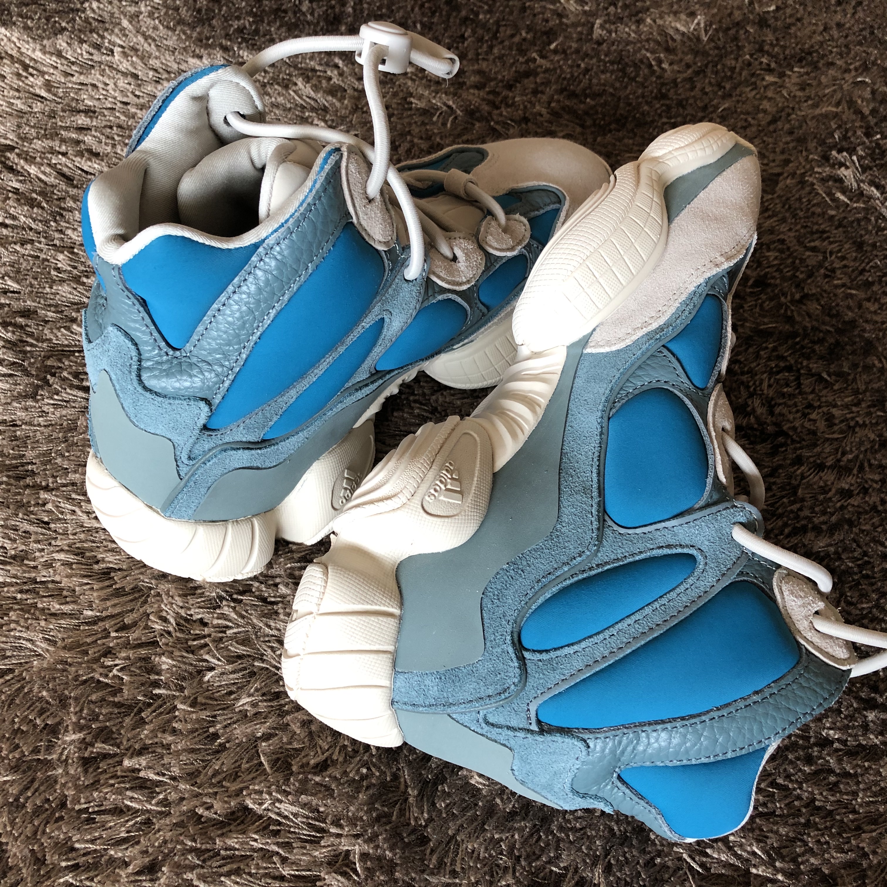 Adidas Yeezy 500 High Frosted Blue 착용 스타일 - 3