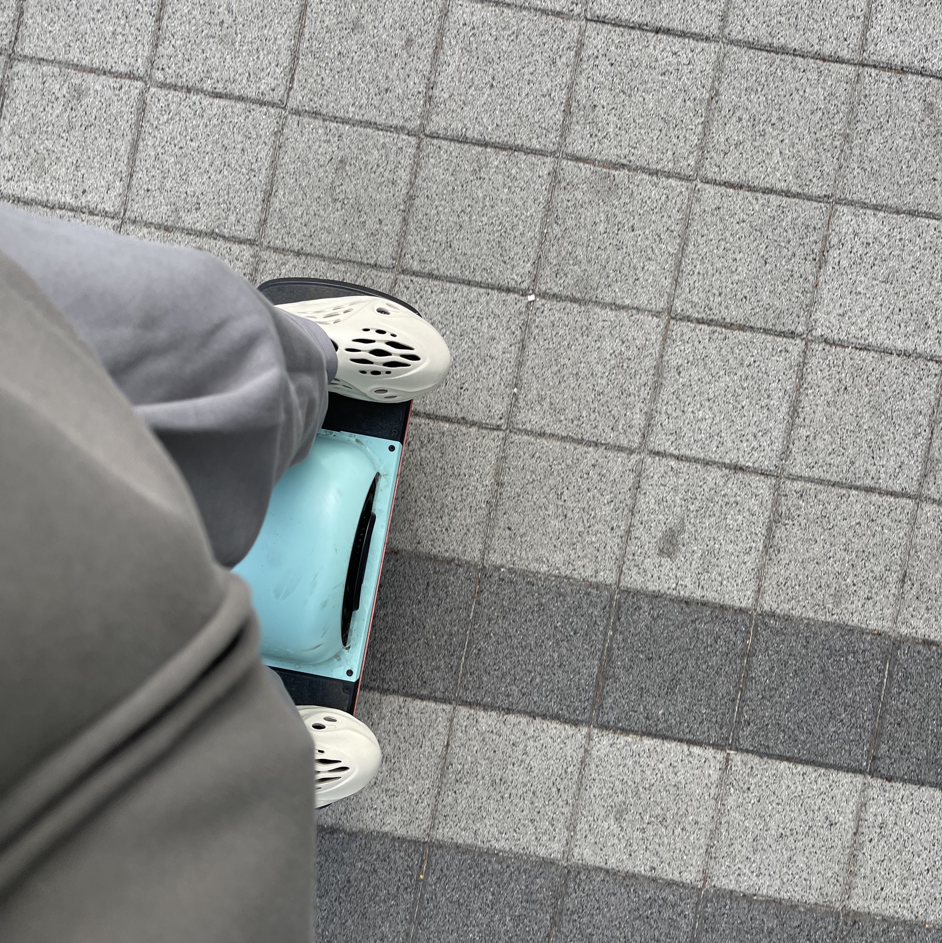 Adidas Yeezy Foam RNNR Sand 착용 스타일