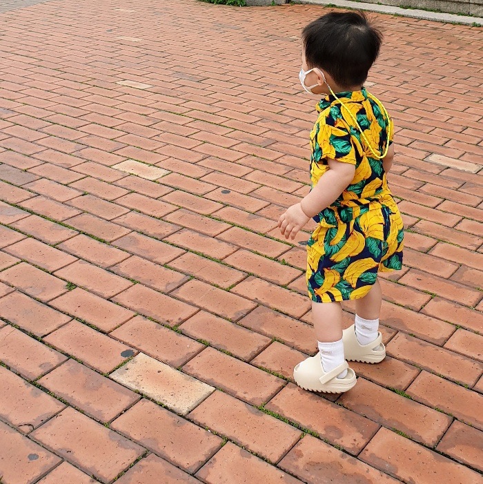 (Infant) Adidas Yeezy Slide Bone 착용 스타일 - 1