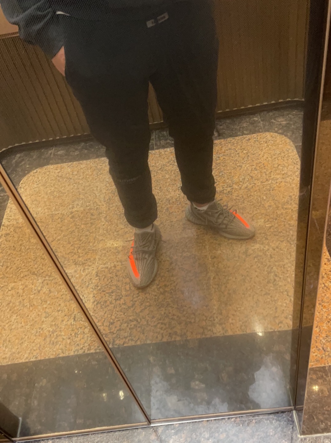 Adidas Yeezy Boost 350 V2 Beluga, Essentials Sweatpants Dark Slate/Black 2020 착용 스타일