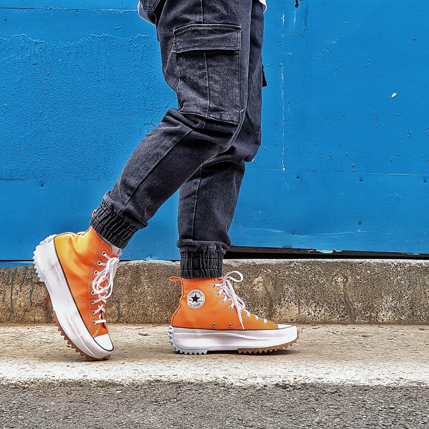Converse Run Star Hike Hi Total Orange 착용 스타일 - 3