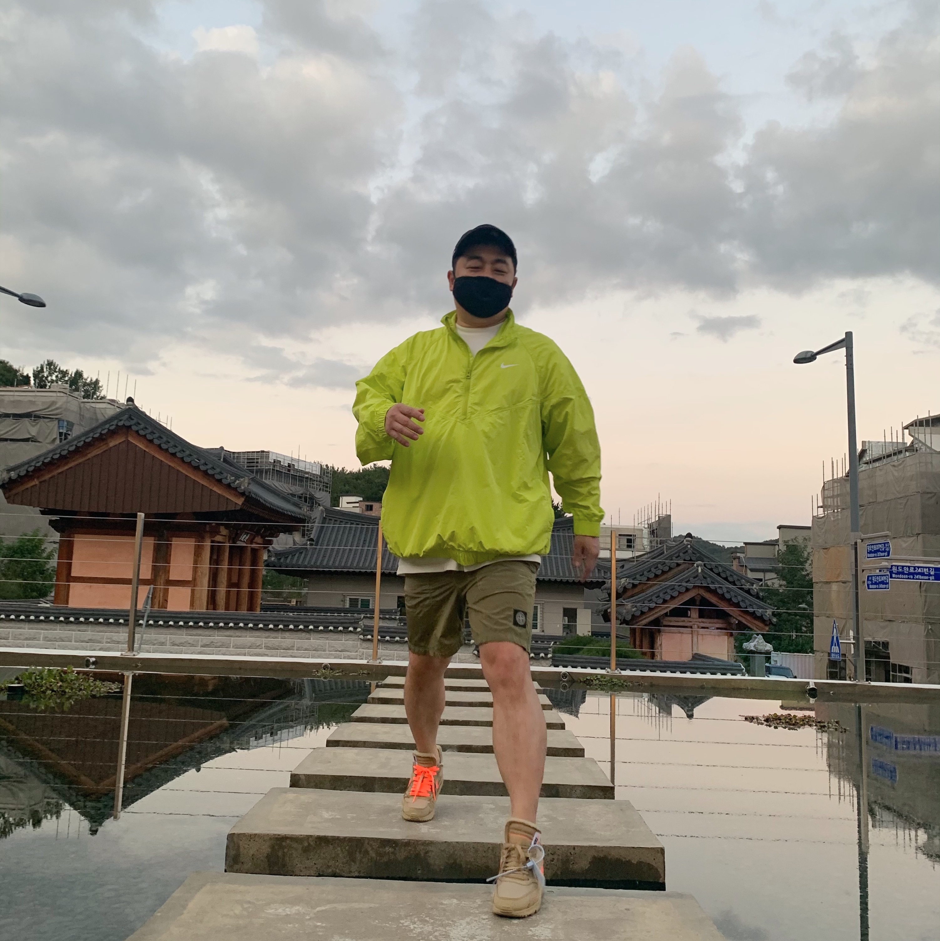 Nike x Stussy Windrunner Jacket Bright Cactus, Nike x Off-White Air Max 90 V2 Desert Ore 착용 스타일