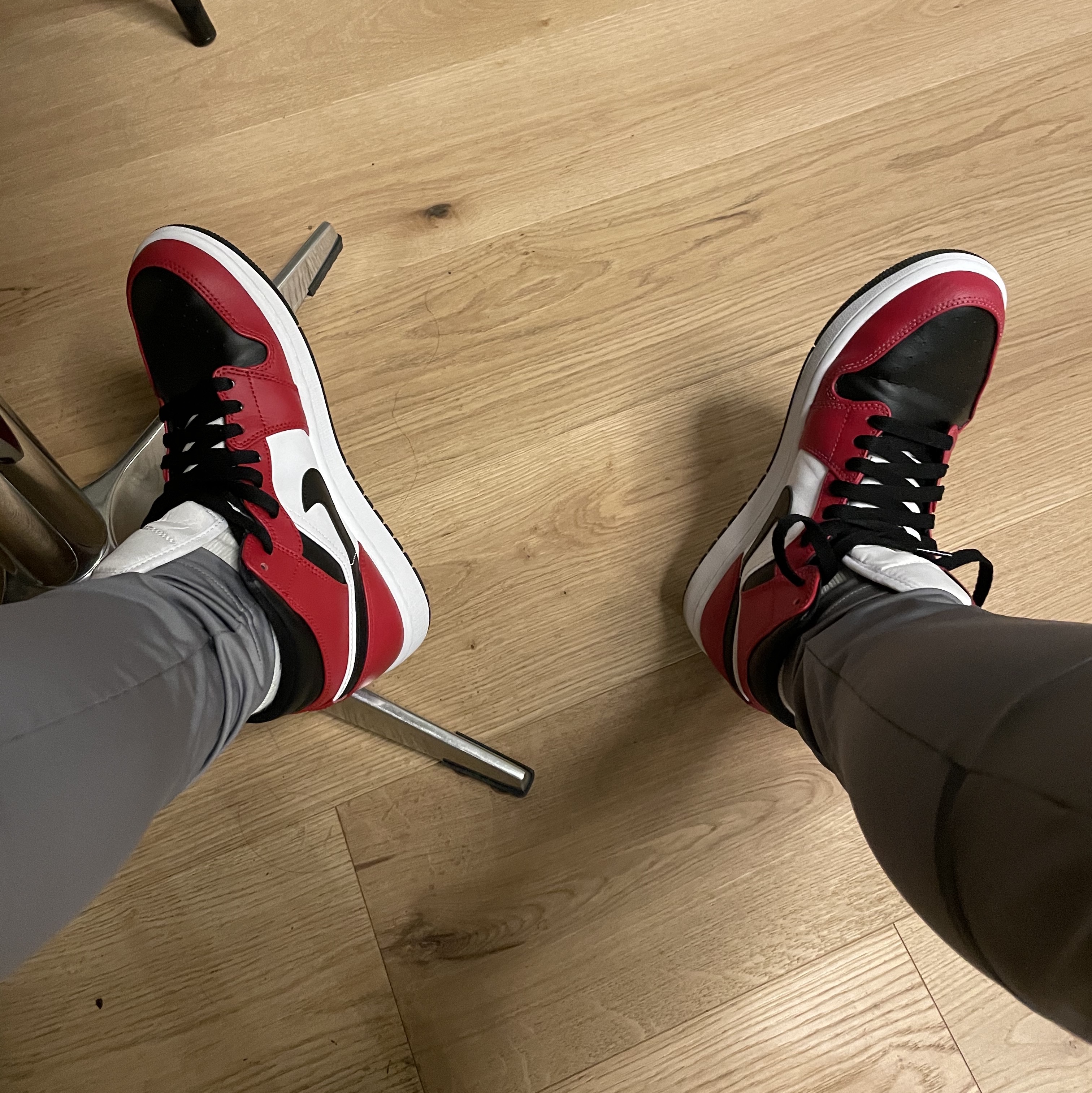 Jordan 1 Mid Chicago Black Toe 착용 스타일
