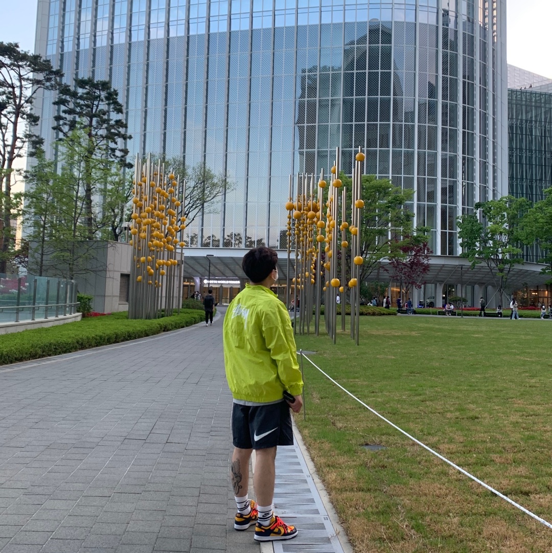 Nike x Stussy Water Shorts Off Noir, Nike x Stussy Windrunner Jacket Bright Cactus 착용 스타일 - 2