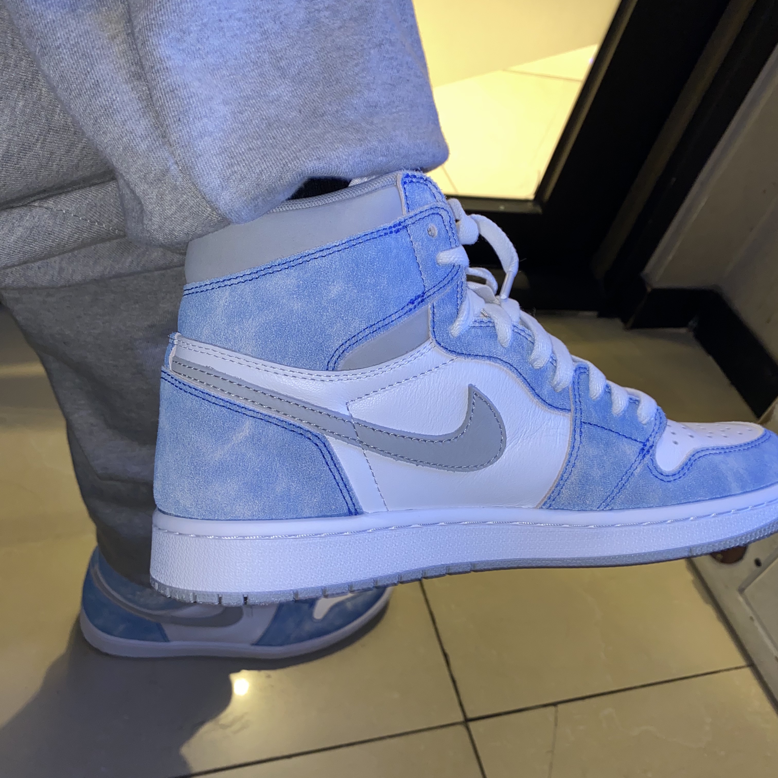 Jordan 1 Retro High OG Hyper Royal 착용 스타일 - 2