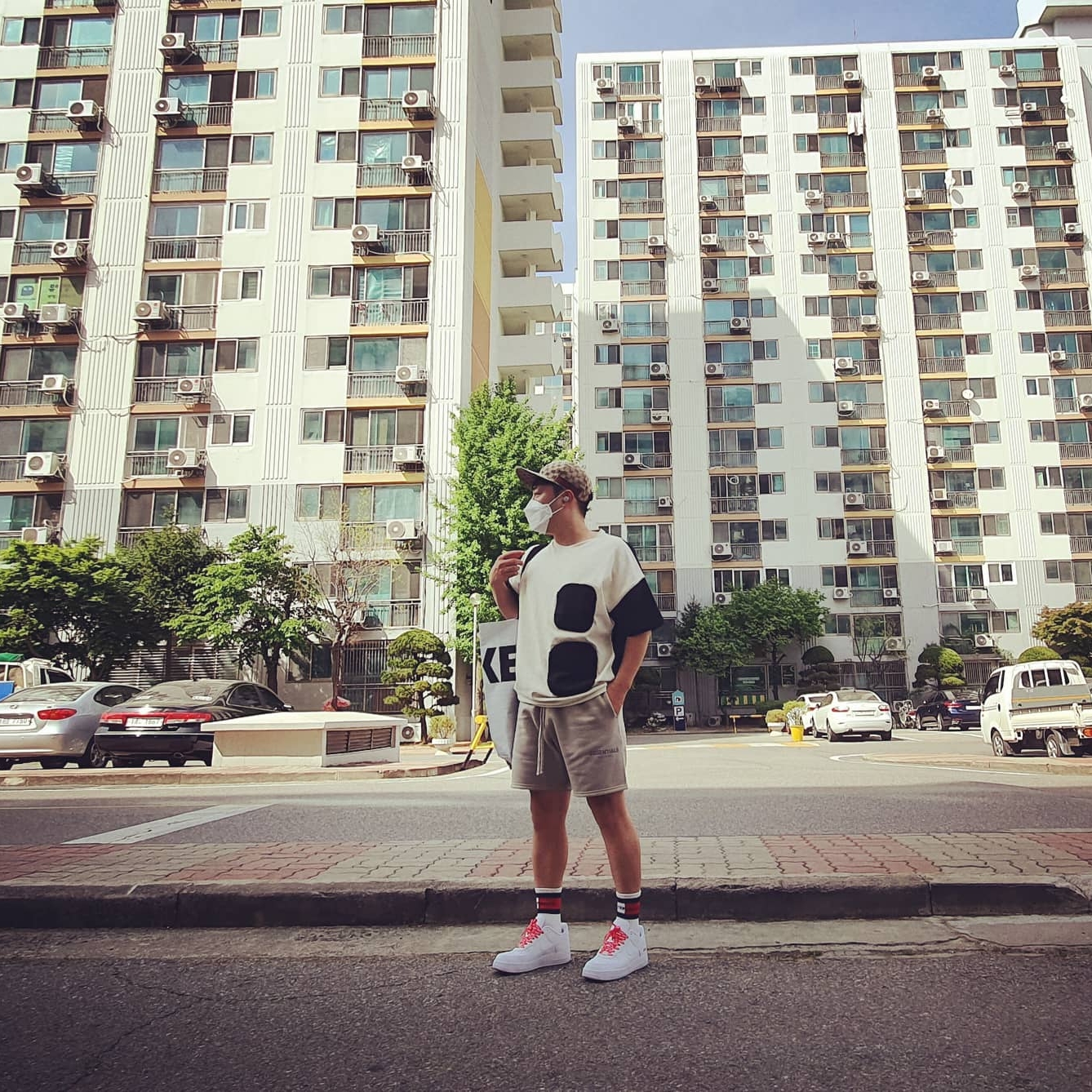 Nike x Supreme Air Force 1 Low White, Essentials Fleece Shorts Taupe - 20FW 착용 스타일 - 2