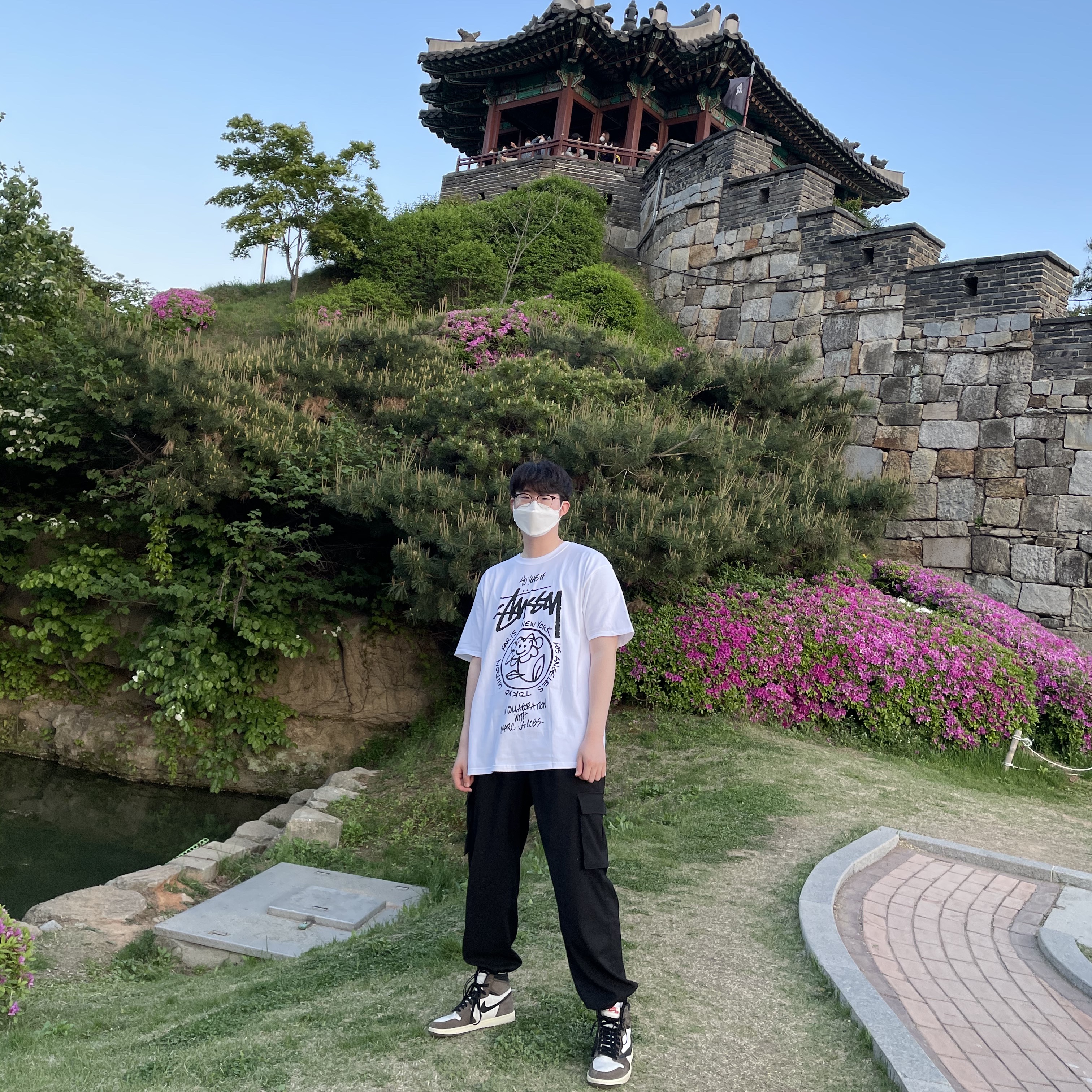 Stussy x Marc Jacobs 40 WT T-Shirt, Jordan 1 x Travis Scott Retro High OG SP Mocha 착용 스타일