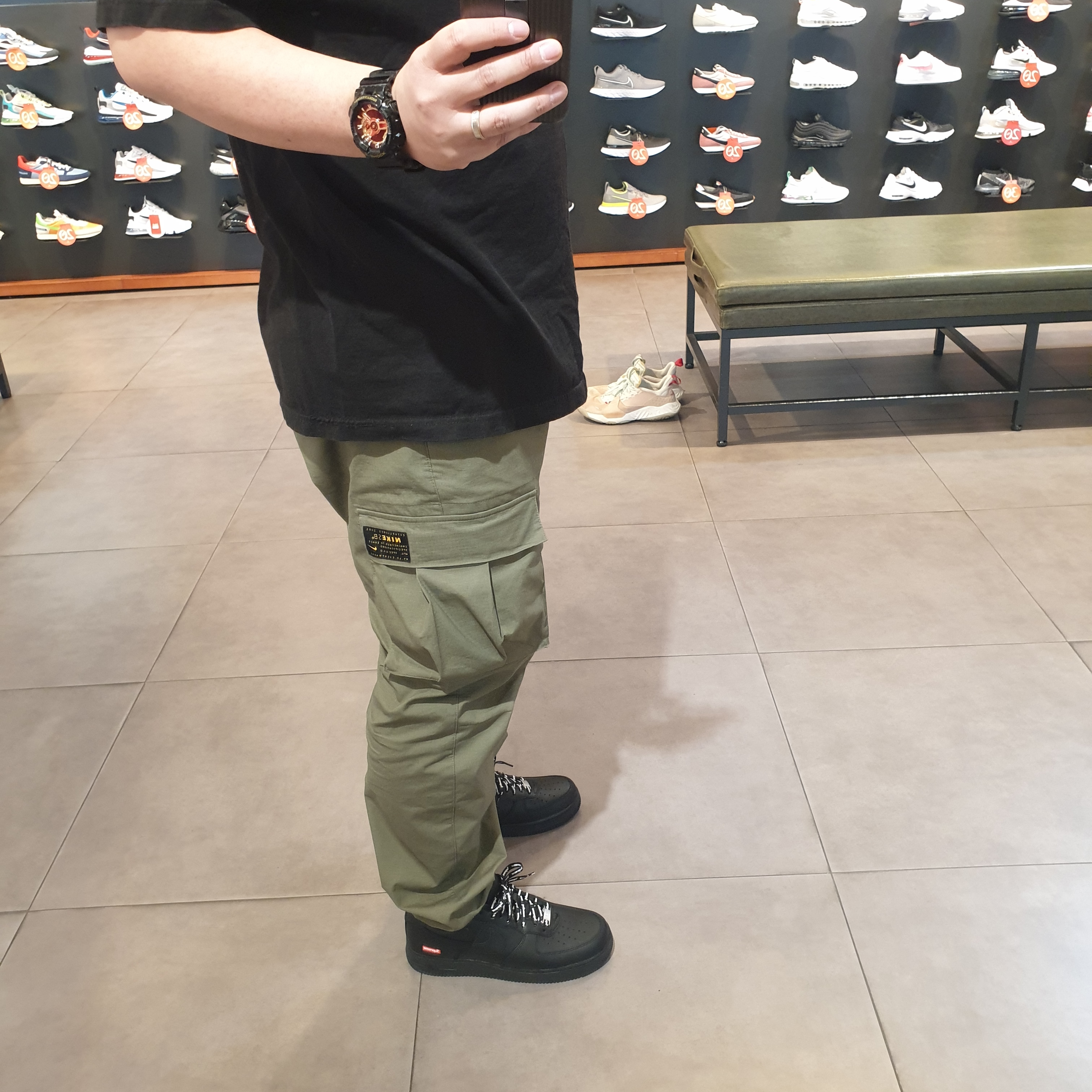 Nike x Supreme Air Force 1 Low Black 착용 스타일 - 2