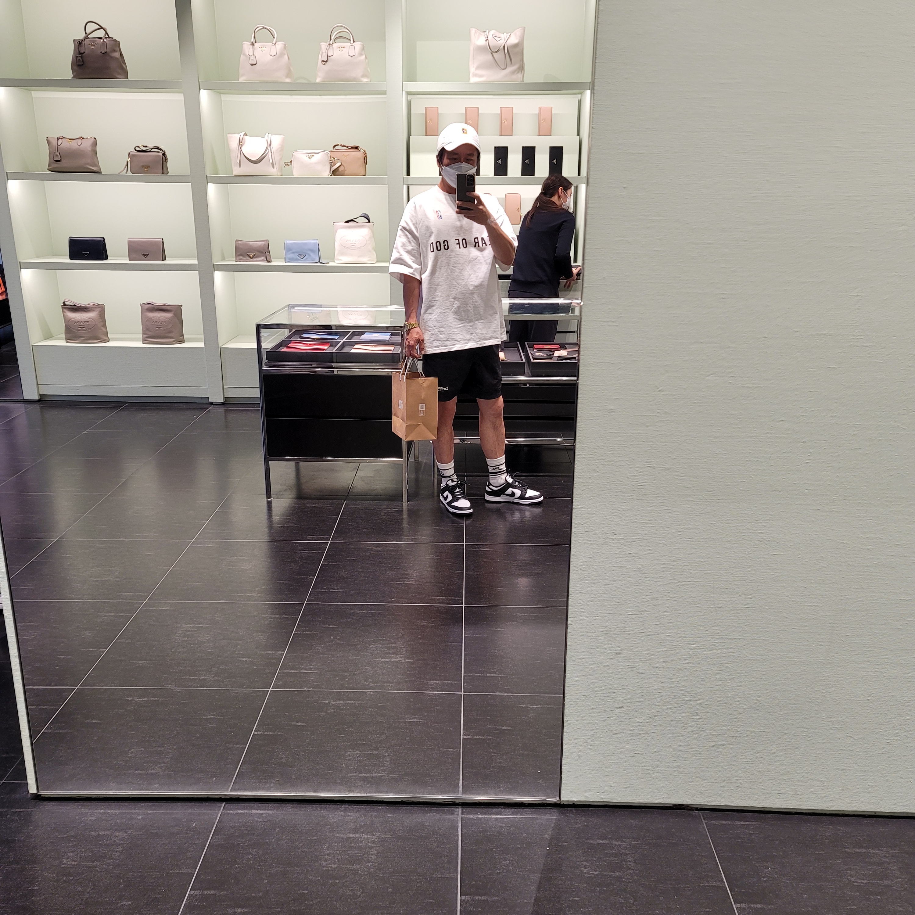 Nike Dunk Low Retro Black, Nike x Fear of God Warm Up T-Shirt Pale Ivory 착용 스타일