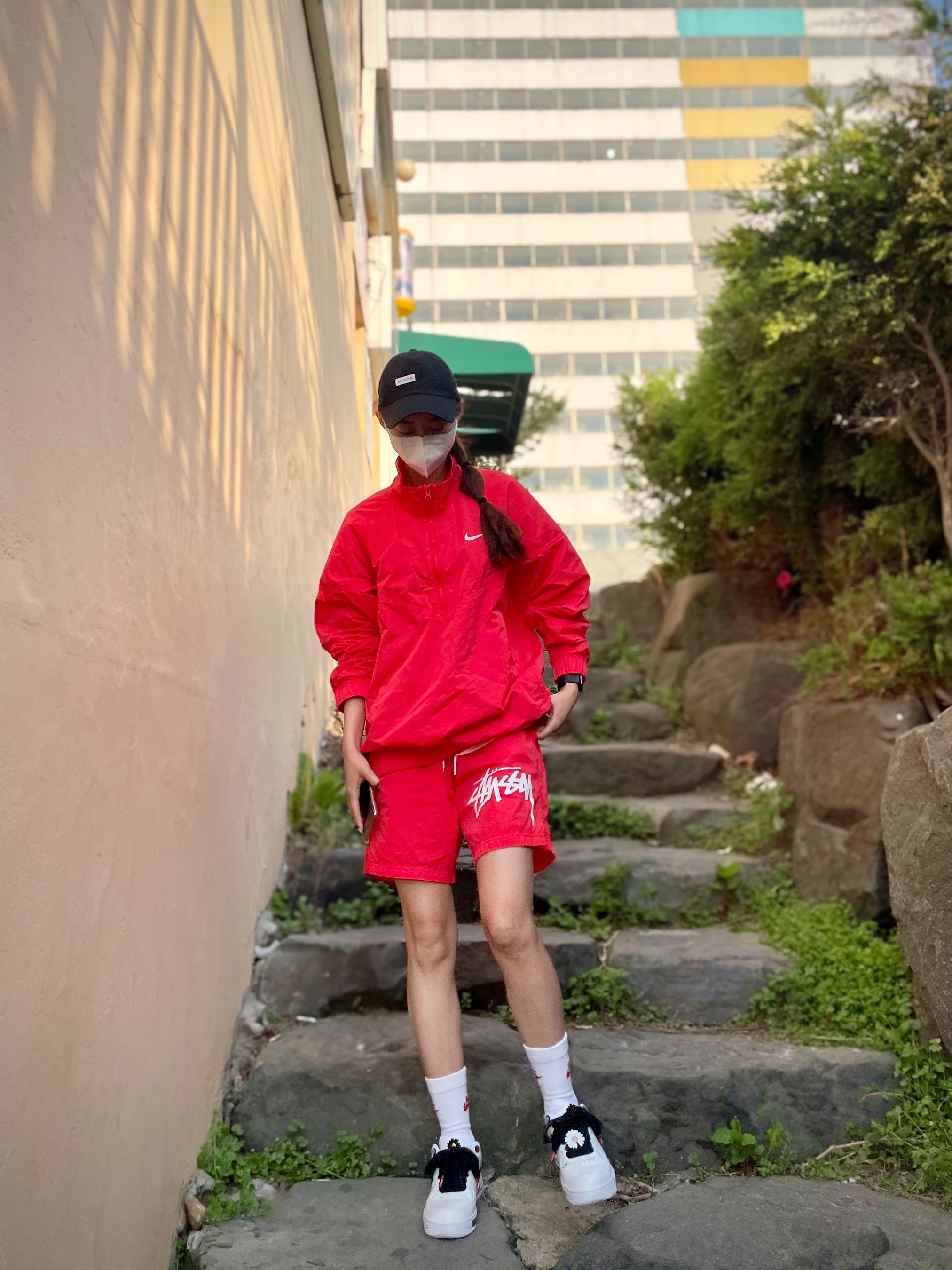 Nike x Stussy Windrunner Jacket Habanero Red, Nike x Stussy Water Shorts Habanero Red 착용 스타일
