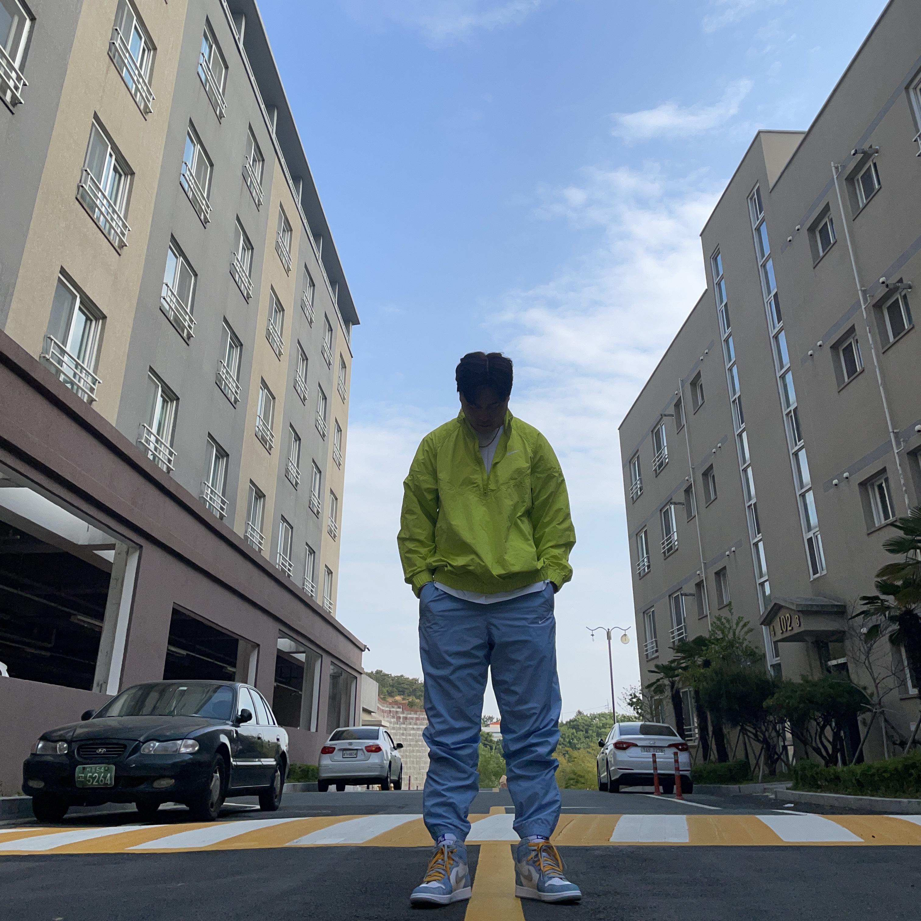 Nike x Stussy Windrunner Jacket Bright Cactus, Jordan 1 Retro High OG Hyper Royal 착용 스타일 - 3