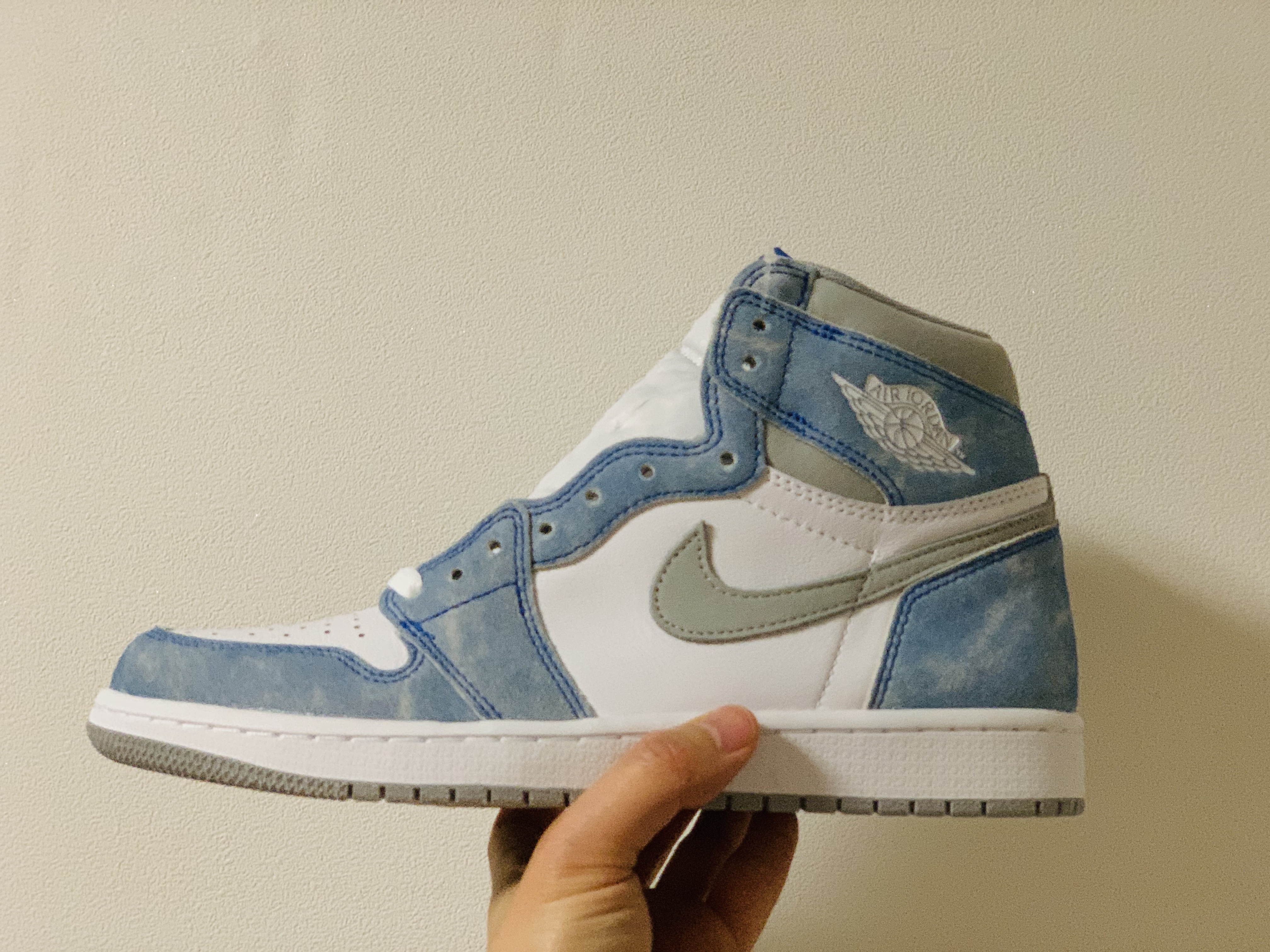 Jordan 1 Retro High OG Hyper Royal 착용 스타일 - 1