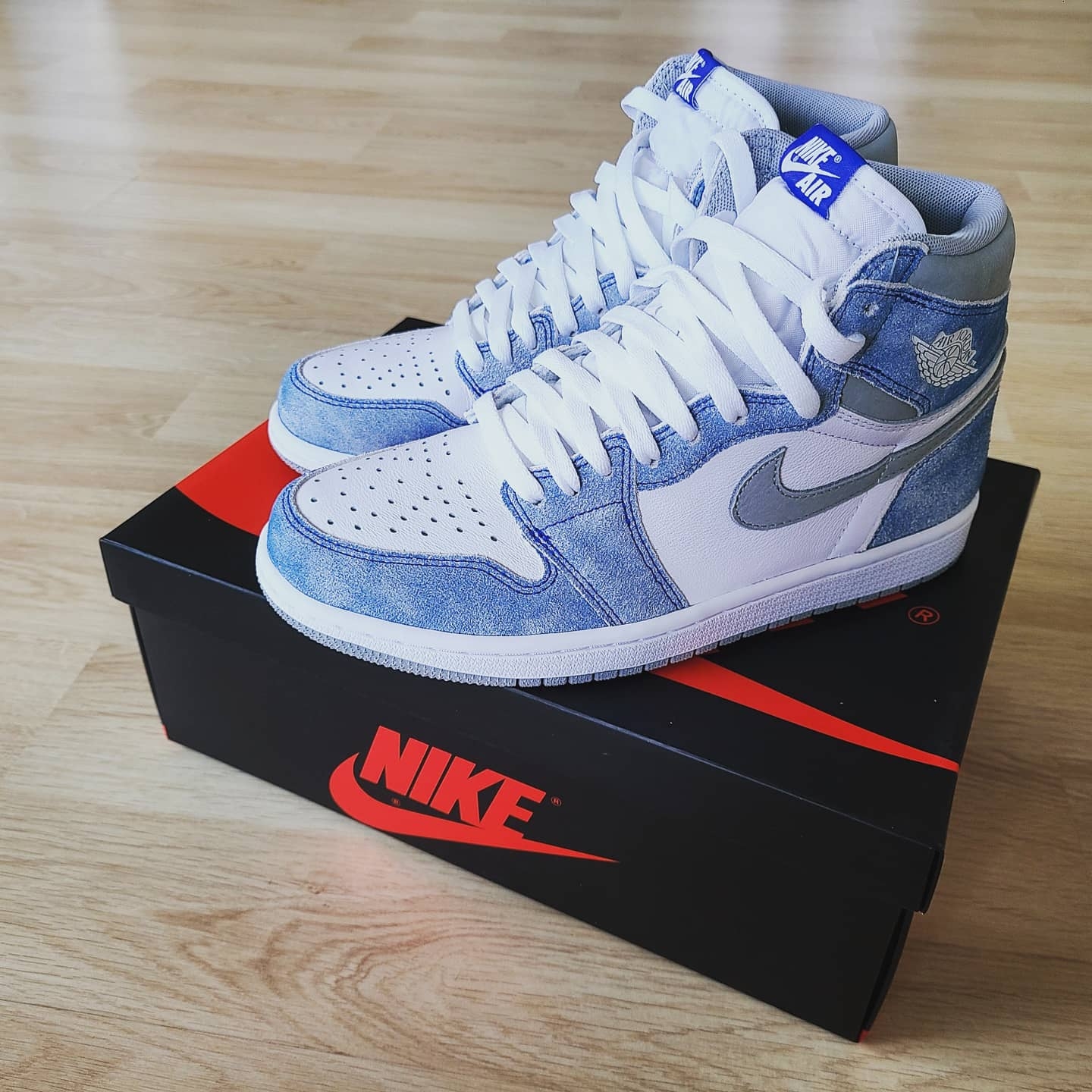 Jordan 1 Retro High OG Hyper Royal 착용 스타일