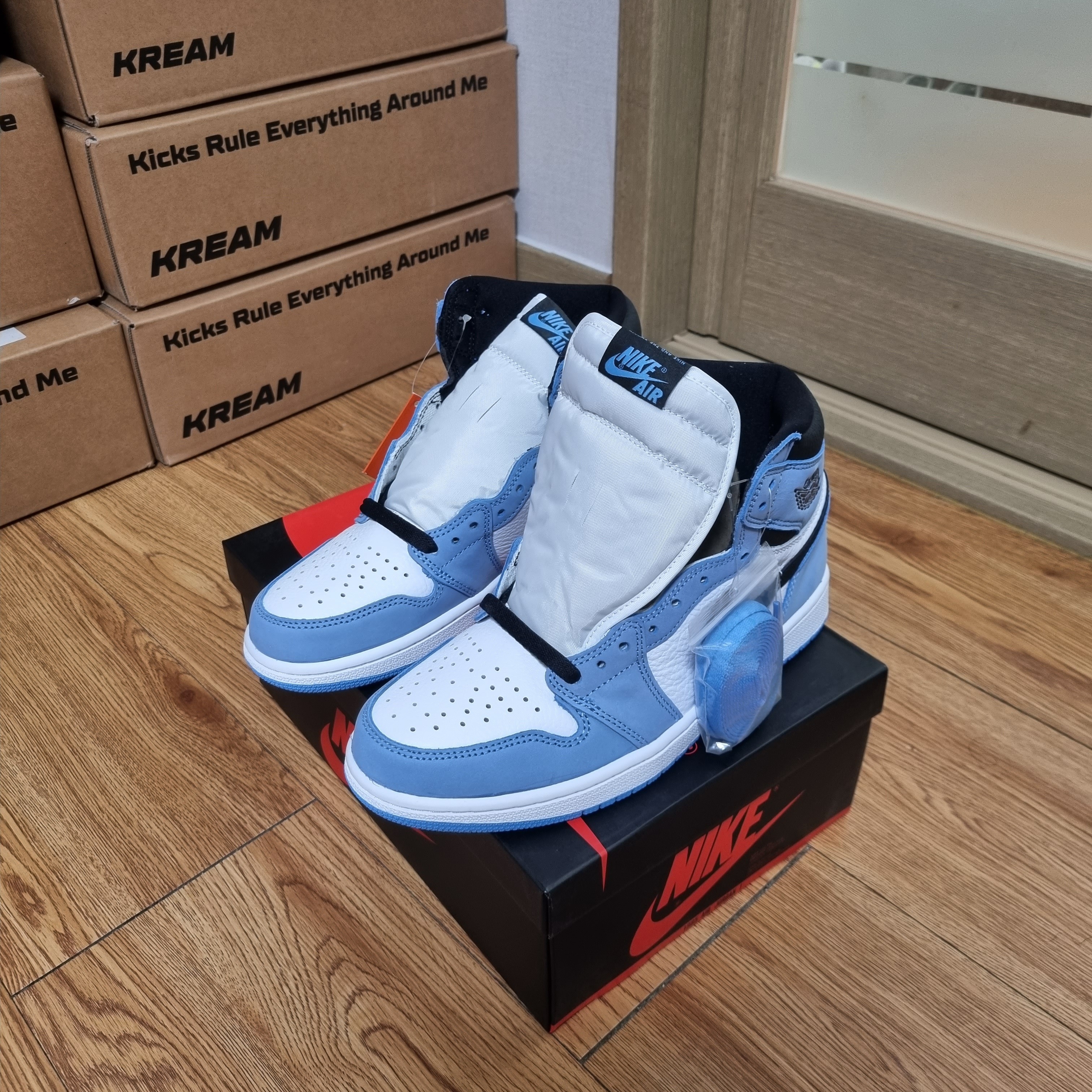 Jordan 1 Retro High OG University Blue 착용 스타일 - 2