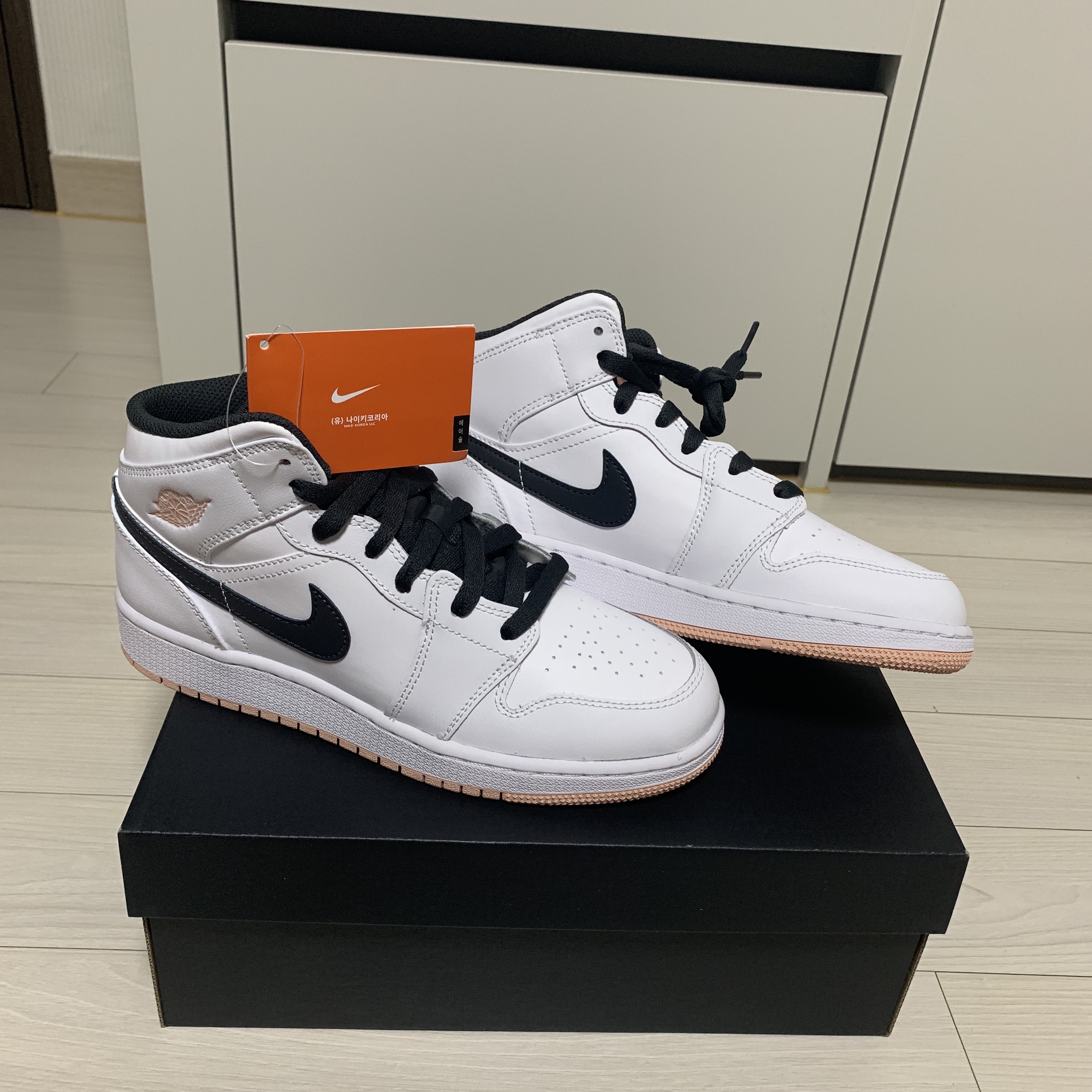(GS) Jordan 1 Mid White Arctic Orange 착용 스타일 - 3