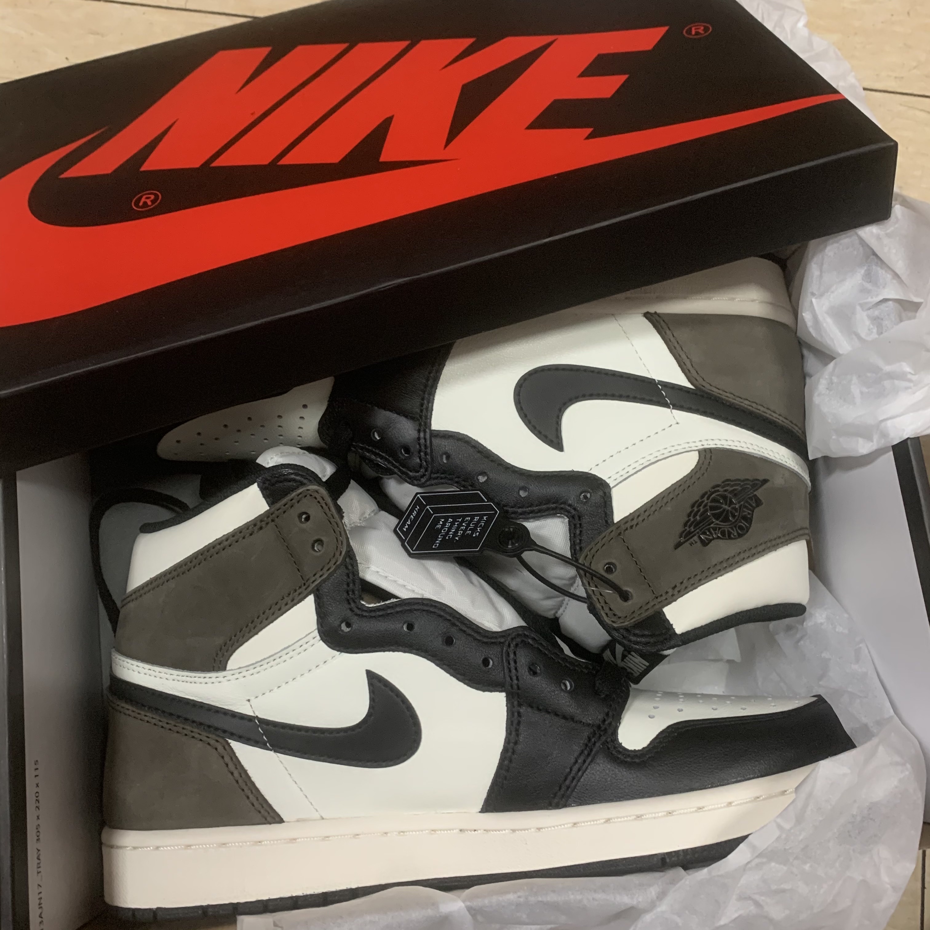 Jordan 1 Retro High OG Black Mocha 착용 스타일