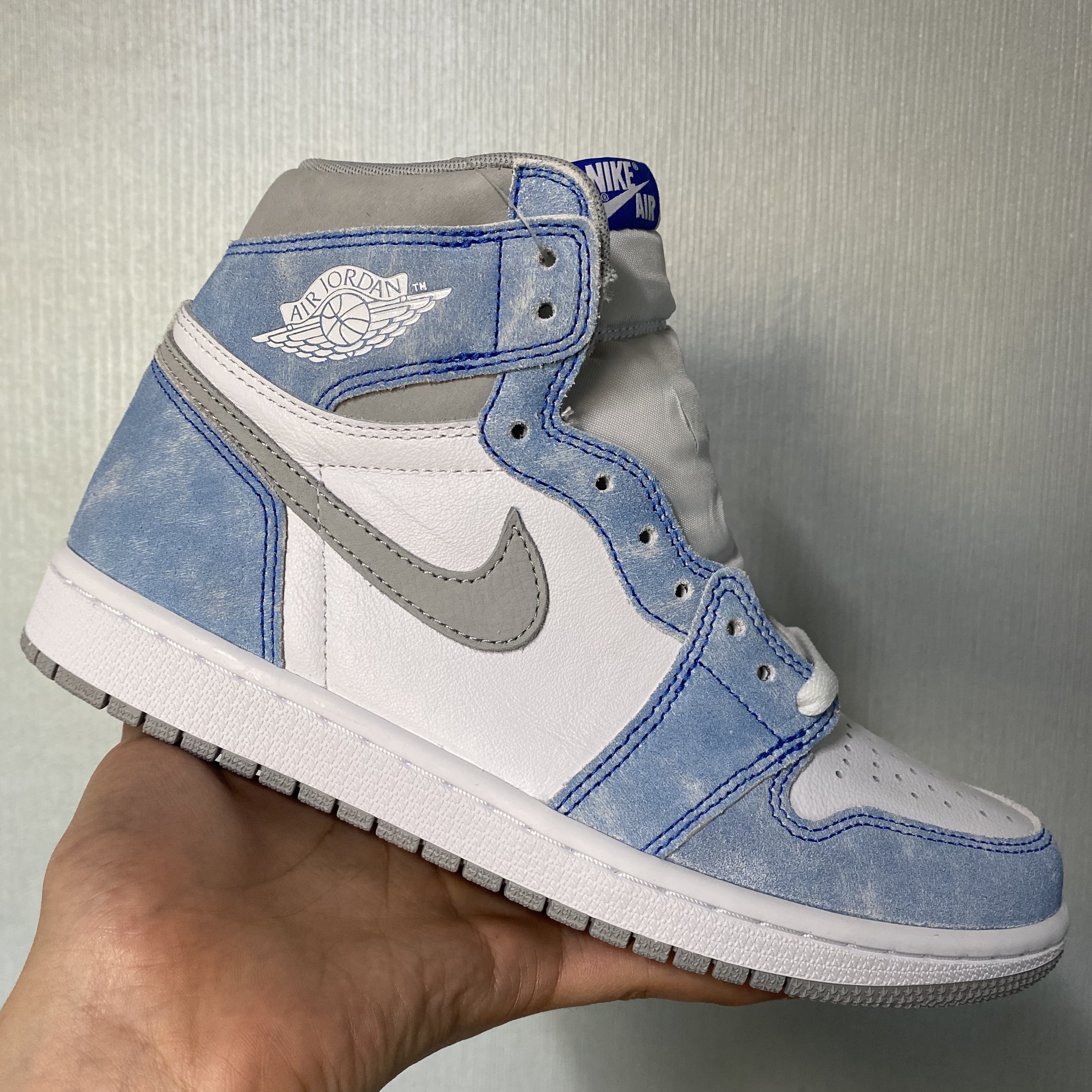 Jordan 1 Retro High OG Hyper Royal 착용 스타일