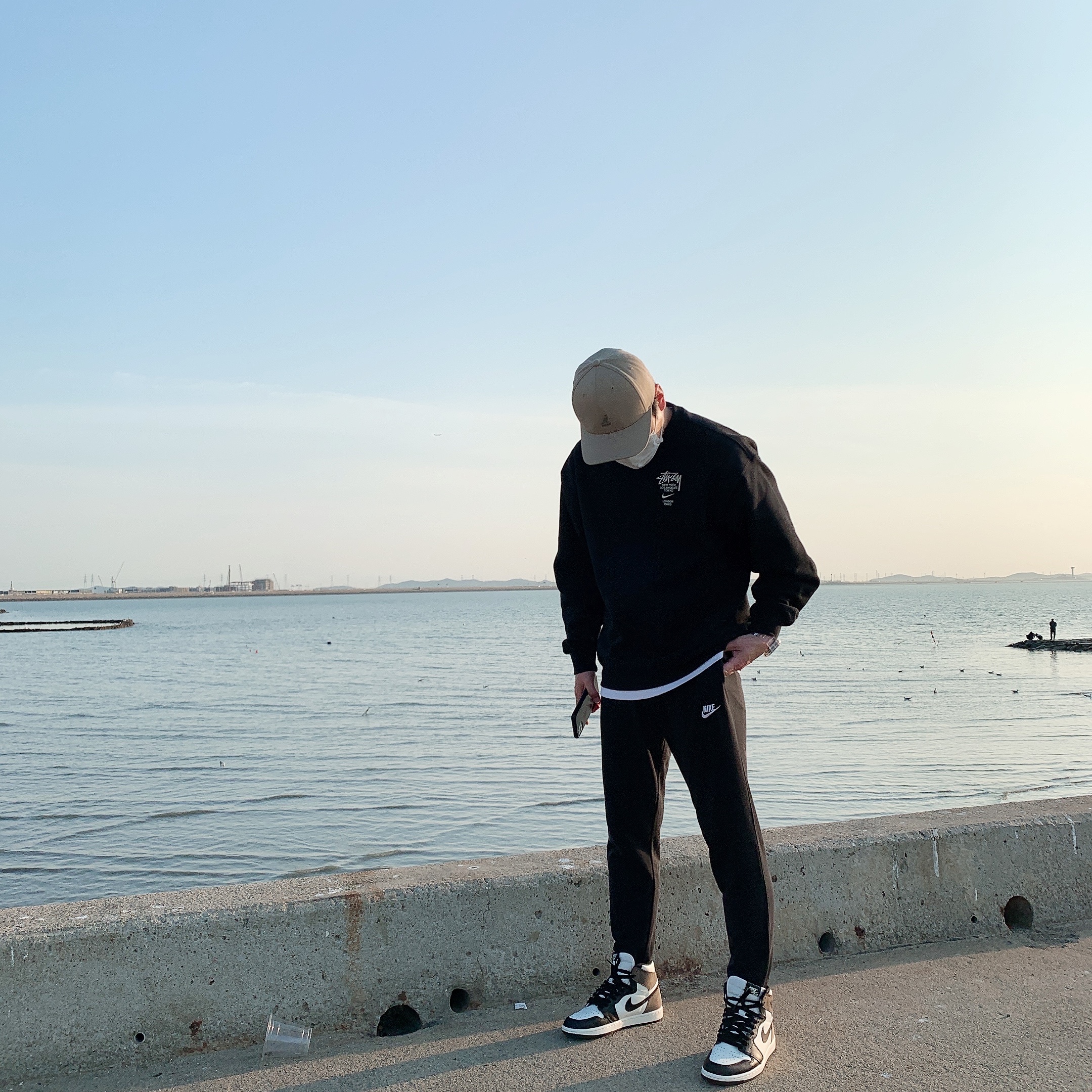 Nike x Stussy NRG ZR Fleece Crewneck Black - Asia, Jordan 1 Retro High OG Black Mocha 착용 스타일