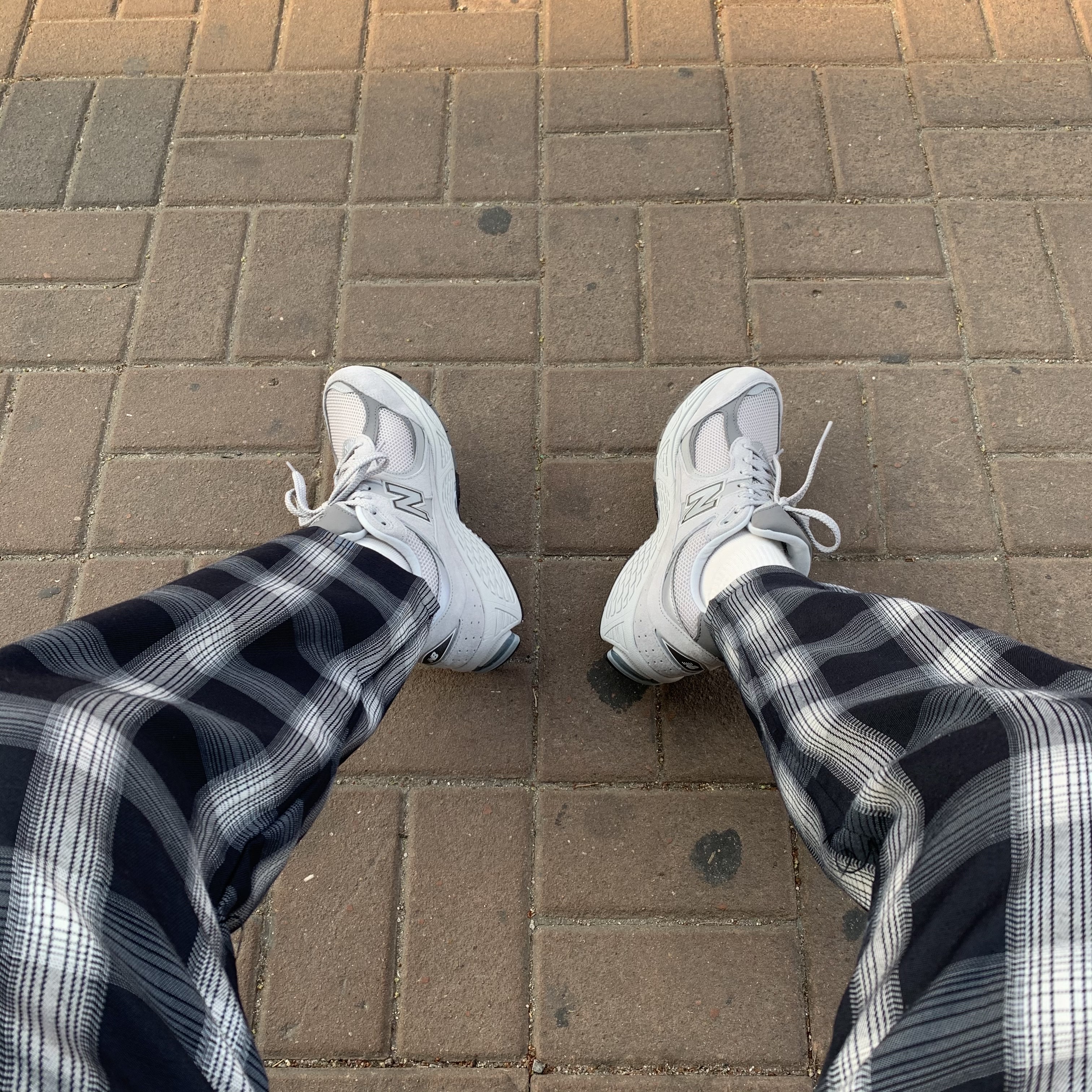 New Balance 2002R T2 Gray 착용 스타일 - 3