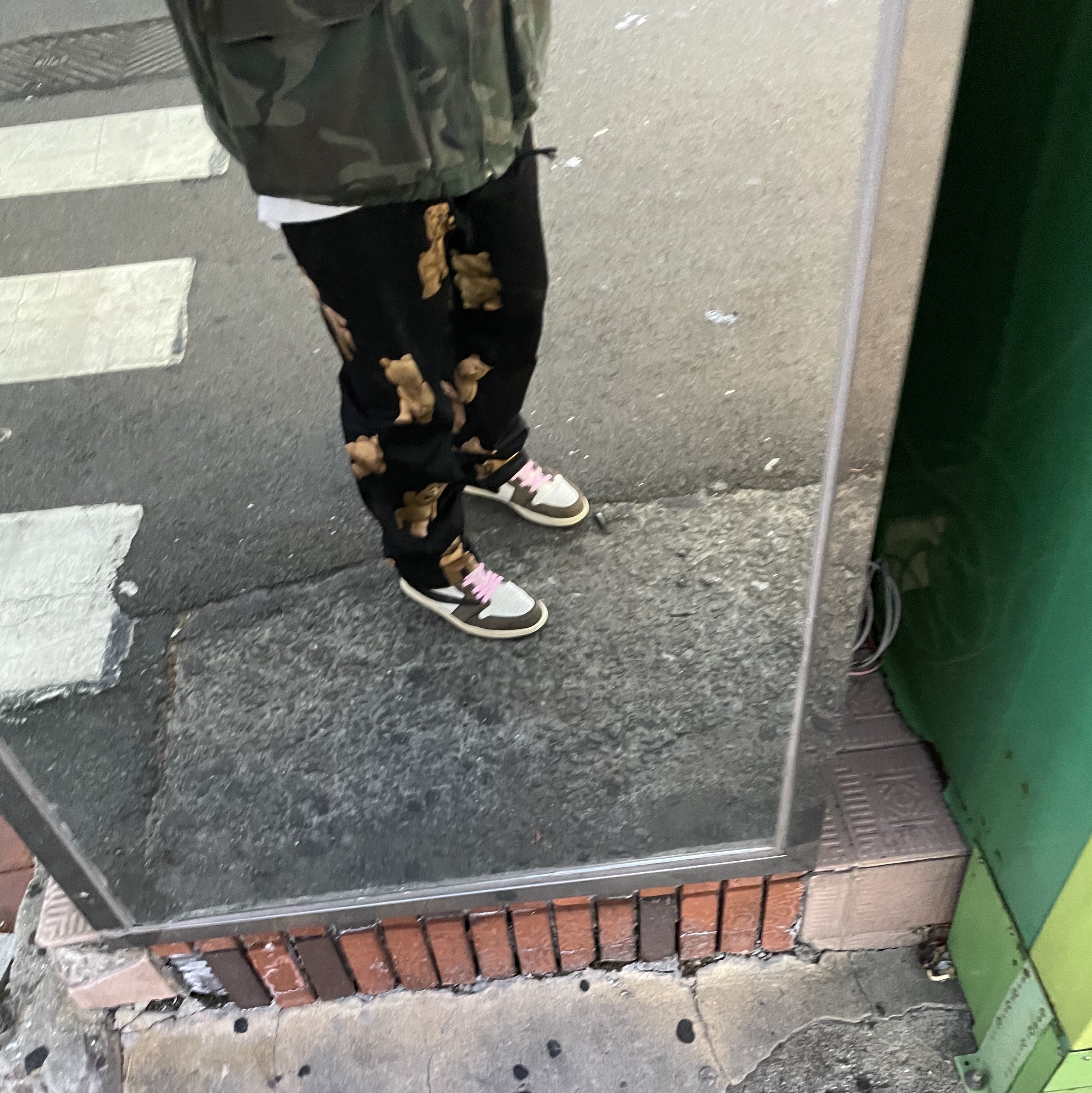 Jordan 1 x Travis Scott Retro High OG SP Mocha 착용 스타일 - 2